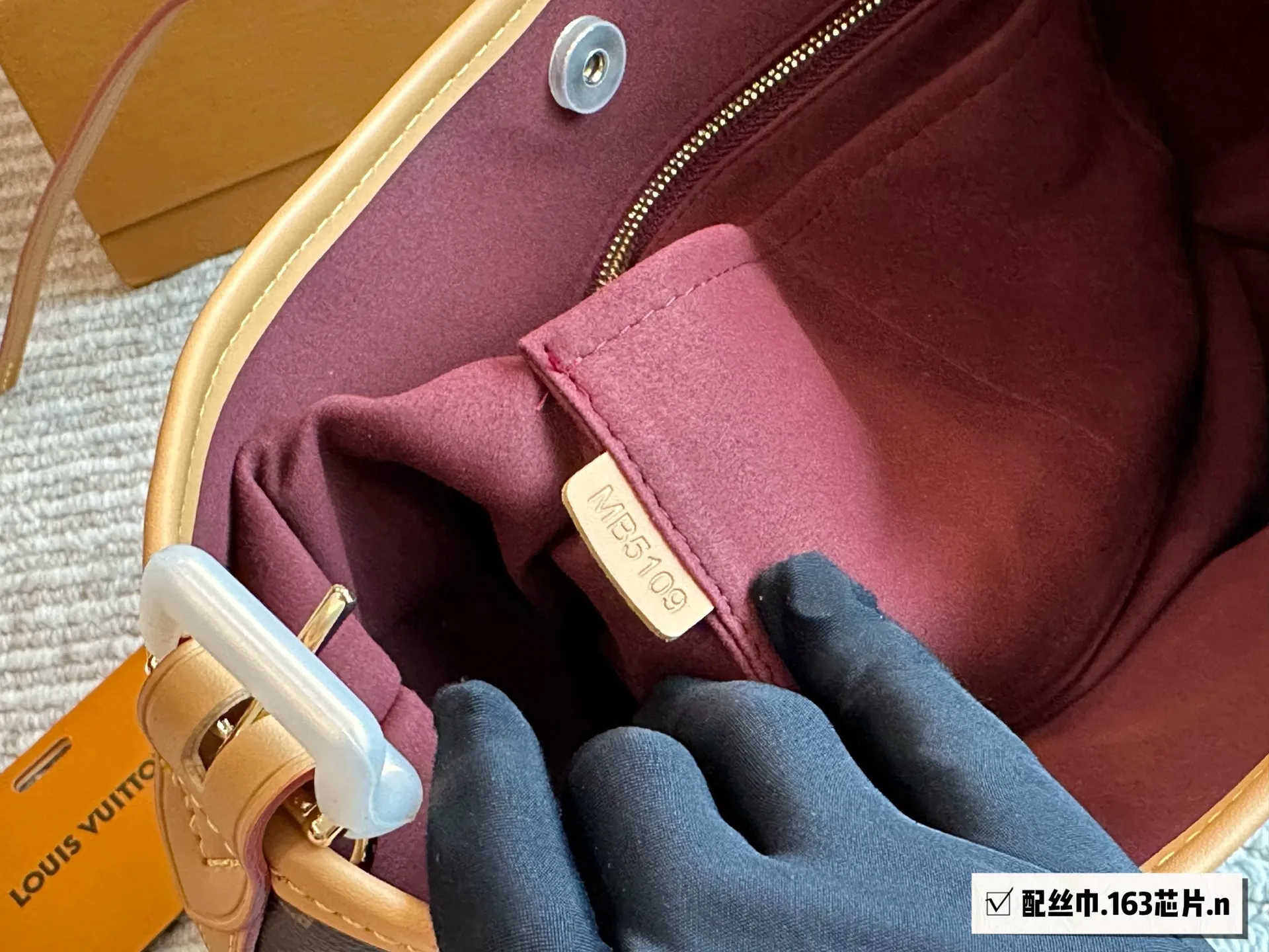 芯片版&yen;220 路易威登Lv Carryall新款通勤包颜值实用 #路易威登Lv #路易威登#Iv #路易威登louisvuitton#路易威登carryall #Carryall |v7月新款，可斜挎、单肩。容量保证，敞口磁铁吸内扣取放平板小电脑非常方便，设计比neverfull小巧、肩带够宽不那么勒;比graceful俏皮，上身完全;是驴家通勤包款颜值担当@30cm