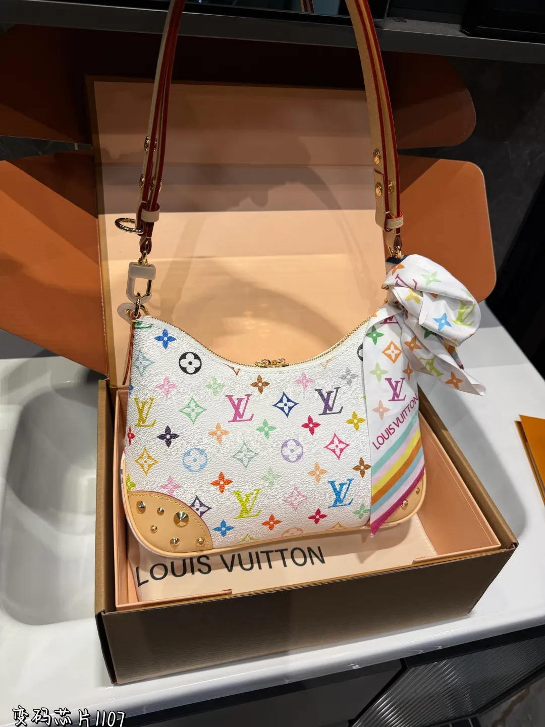 ❤️p185(折叠飞机礼盒)❤️ Lv牛角包 单肩斜挎中古 vintage包包v老花村上隆限定薇薇安女包LV老花限定! 超美!好多网红潮人都在背 单肩斜挎背这款包看着简单,搭配起来特别有范!被外观真的迷倒尺寸:26*9*15cm