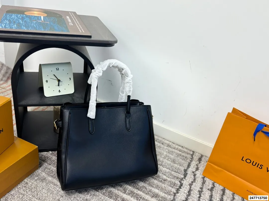 P190 新款LV托特包,这个包也巨美呀!我真的太喜欢这种风格了~ 超可爱一眼心动 包包容量很大 满足日常,都可以同时容纳的 ,万能百搭 不同风格都可以hold住 风衣搭配巨好看! 【尺寸】大35.25 小30.20