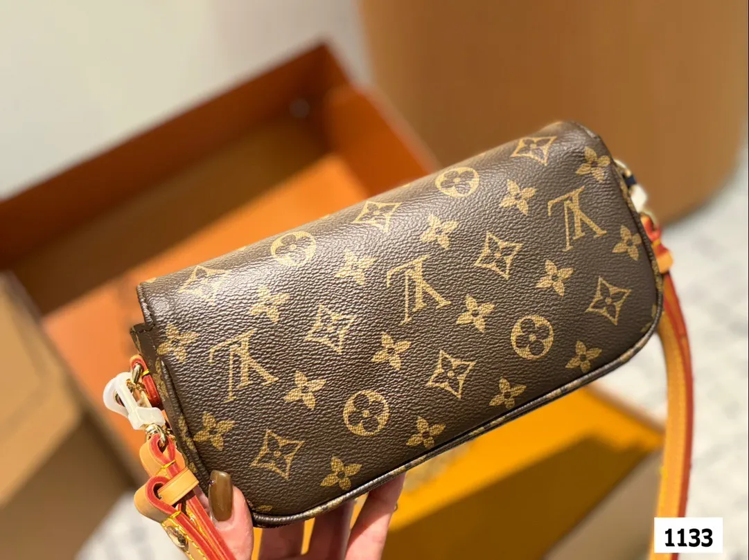 P145 配盒 size:22*12cm L家 新晋爆款ivy woc 这个版本很难得哦!抓紧抓紧! 出道即巅峰 双链条设计的麻将包 可斜挎可单肩可手提 内置卡槽 可爱好用!