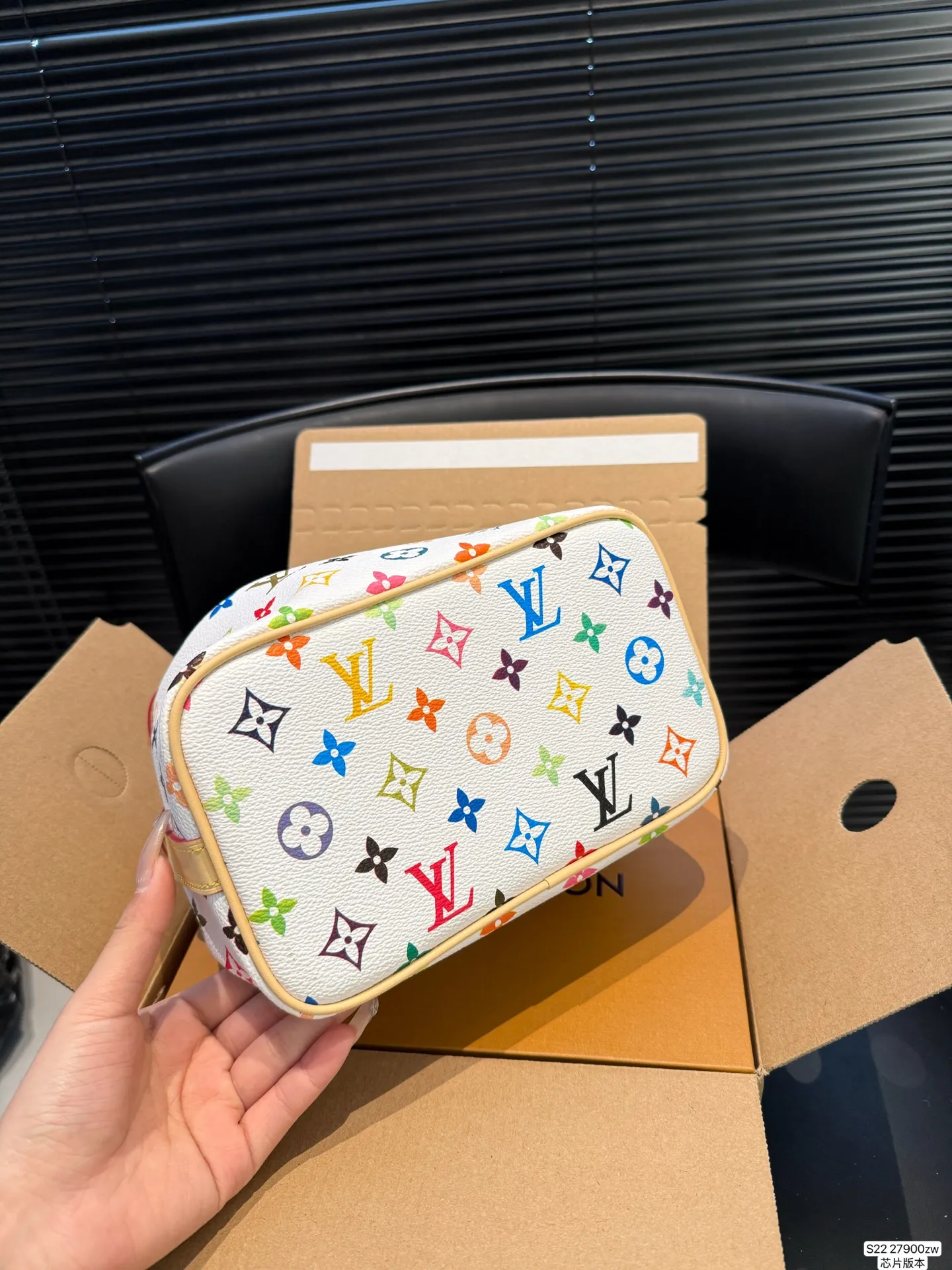 P160 Lv饭盒包 配折叠盒飞机盒 芯片版本 很有质感又很轻松的一个包型 貌美又实用 尺寸:21 18 货号27900