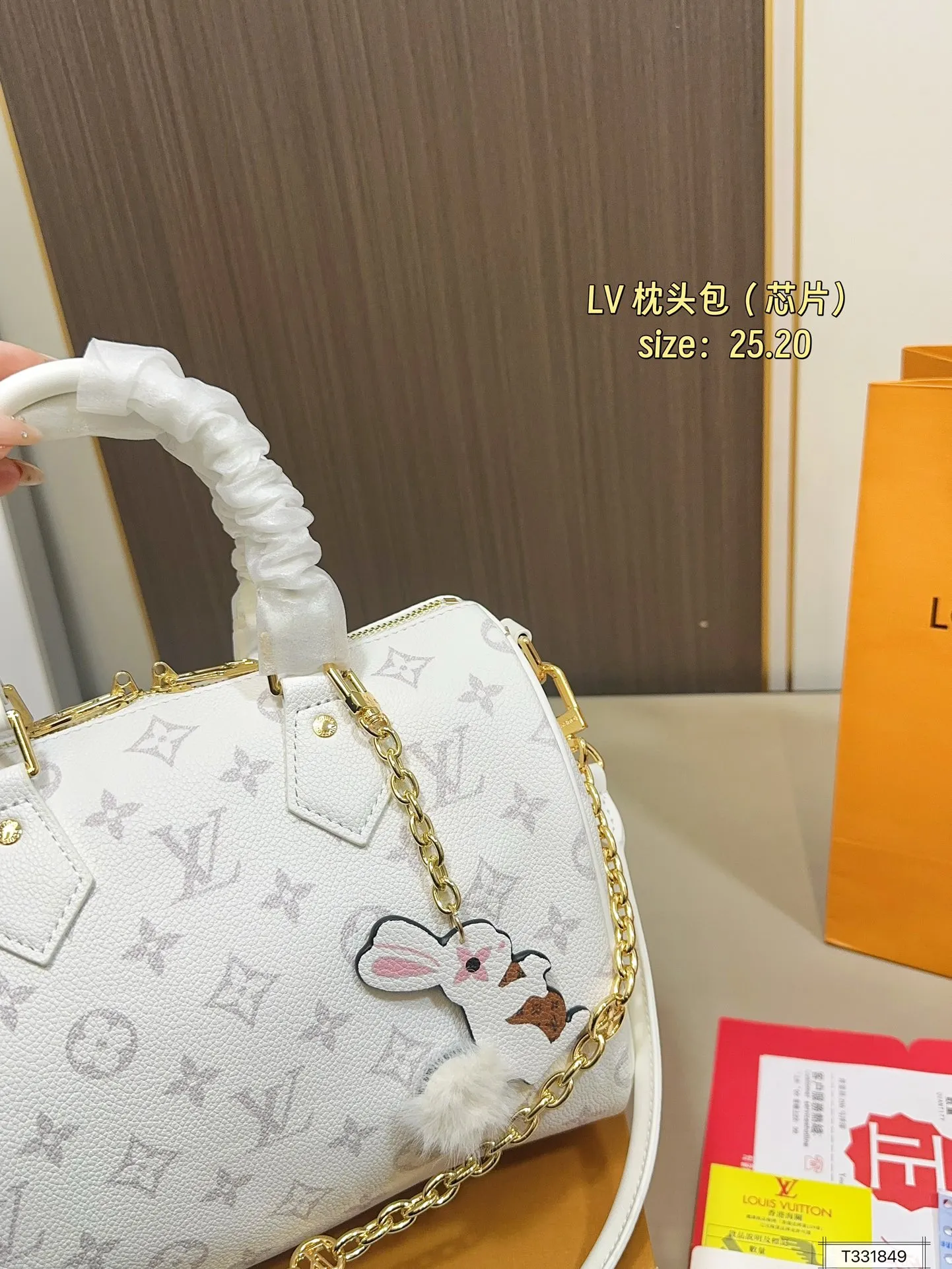 💰165 折叠盒 芯片 LV Speedy Soft 25枕头包 手袋以瞩目风姿成就旅途良伴。充裕构型内设拉链口袋,可妥善保管护照和其他重要物品。名牌诉说工致细节,Toron手柄再添新颖一笔 尺寸25.20