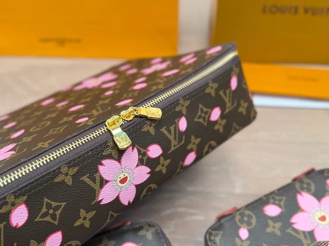 ¥135/¥125/¥115 LV 化妆包 LV旅行收纳系列 实用 真的很美很喜欢!实用、美观、耐造、出去旅游看了心情也会好好 尺寸:34 22 8/23 14 8/17 10 8