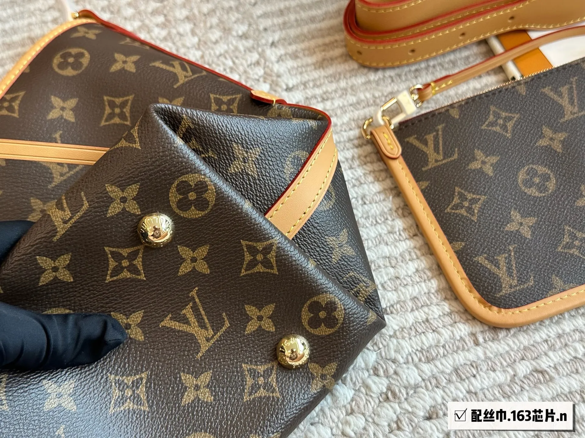 芯片版&yen;220 路易威登Lv Carryall新款通勤包颜值实用 #路易威登Lv #路易威登#Iv #路易威登louisvuitton#路易威登carryall #Carryall |v7月新款，可斜挎、单肩。容量保证，敞口磁铁吸内扣取放平板小电脑非常方便，设计比neverfull小巧、肩带够宽不那么勒;比graceful俏皮，上身完全;是驴家通勤包款颜值担当@30cm