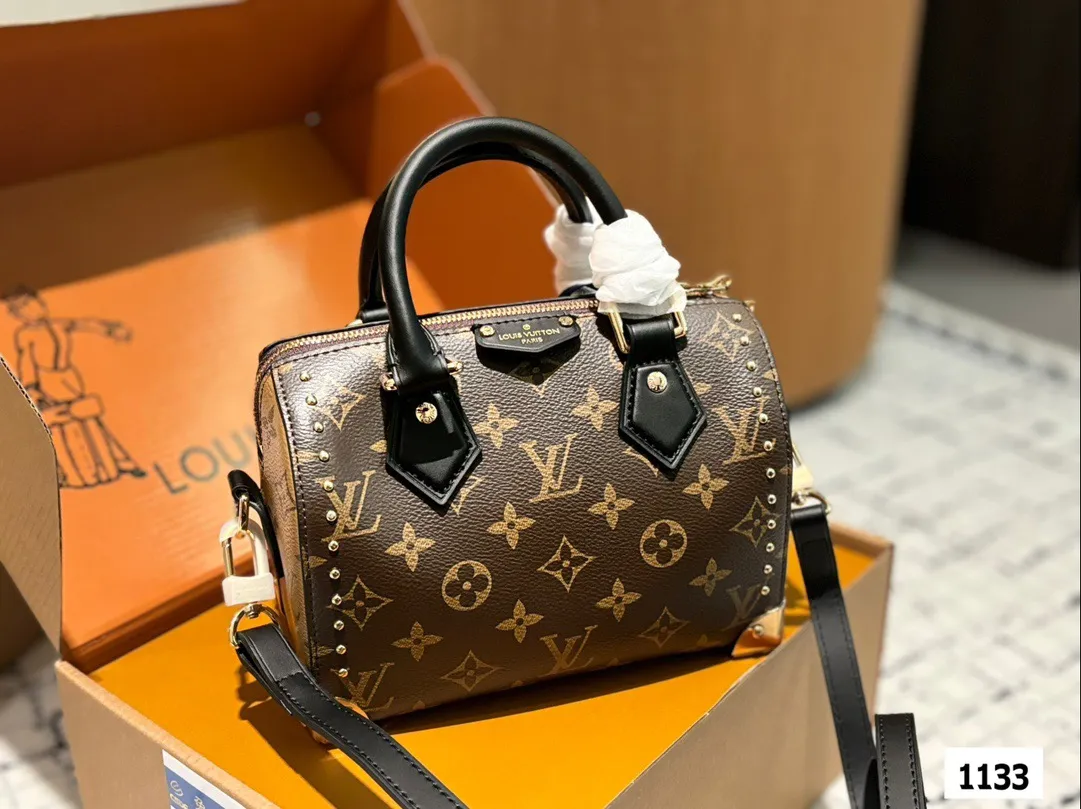 P200 全套包装 LV早春Cruise25 包包 走秀款铆钉款手提枕头包 LV这场在巴塞罗那举行的2025早春新款真的好美啊!!这一季的包包也好有收藏价值啊!尺寸20厘米#