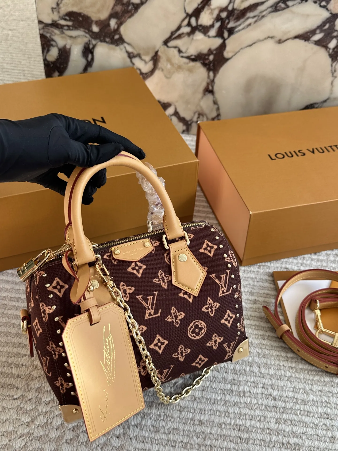 复刻版 ¥225 Lv 小枕头包 原单密封包装‼‼对NANO SPEEDY尺寸相当小巧 所以搭配中尽显时尚靓丽迷人气质,但是携带轻盈,轻轻松松搭一款NANO SPEEDY出门,它不仅适合休闲打扮,同样适合运动、旅行、参加party时使用哟,小身材的迷你包就是这么任性20*14cm 全套礼盒🎁