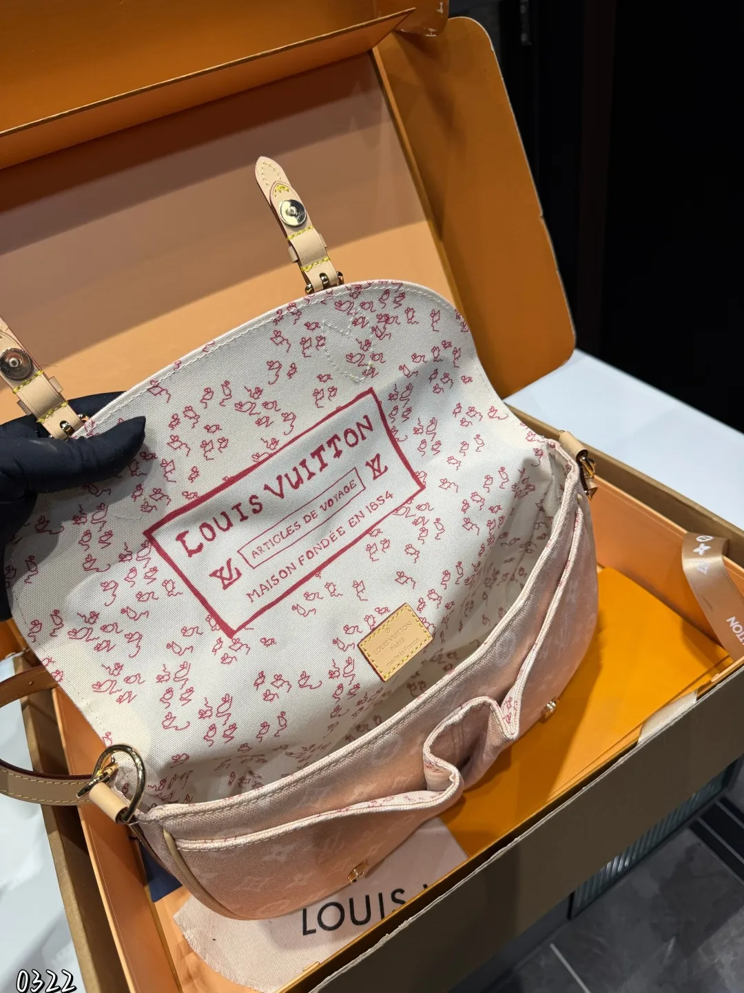 ❤️p190(礼盒包装)❤️ LV9月猫咪系列实物抢先看!!N年前的猫咪系列就很火今年LV再度和Grace合作,小部分实物露出~W与造型师Grace Coddington合作“睡不醒的猫咪”猫控不要错过尺寸:30 21cm