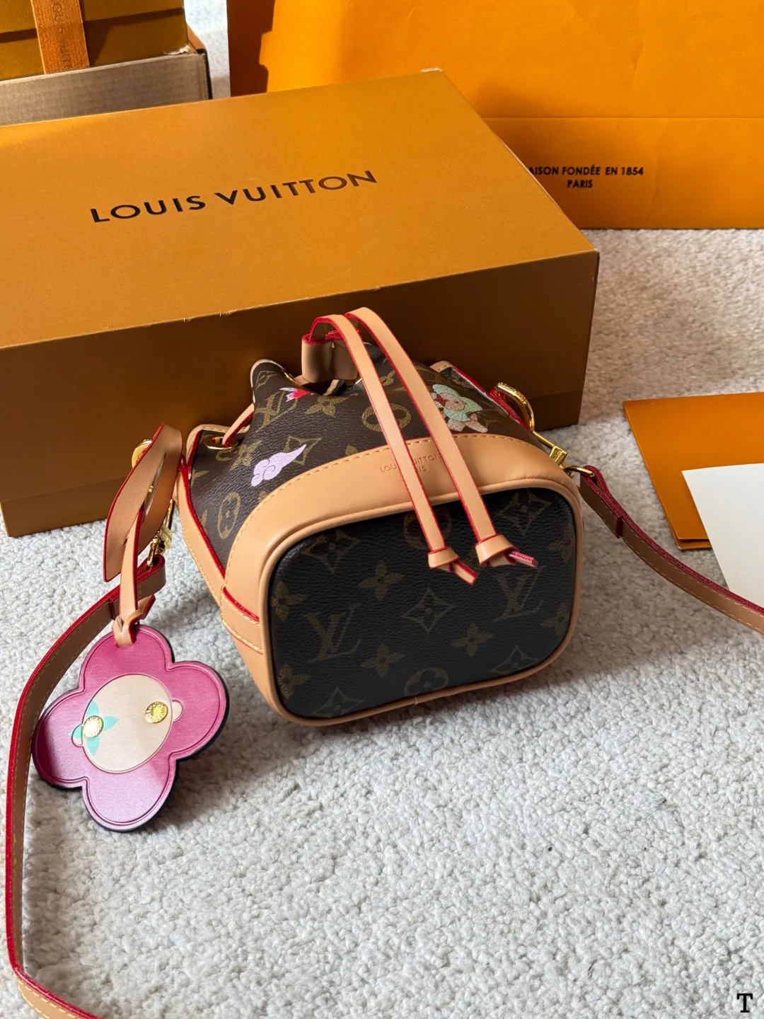 牛皮版本 p120 Lv Mini 小水桶 限定款 折叠礼盒 全方位对花 手柄的设计 比nano容量大比bb更小巧喜 欢不要错过 彩色超细纤维粘合内村,金色金属饰件,束绳闭合尺寸:15 18cm