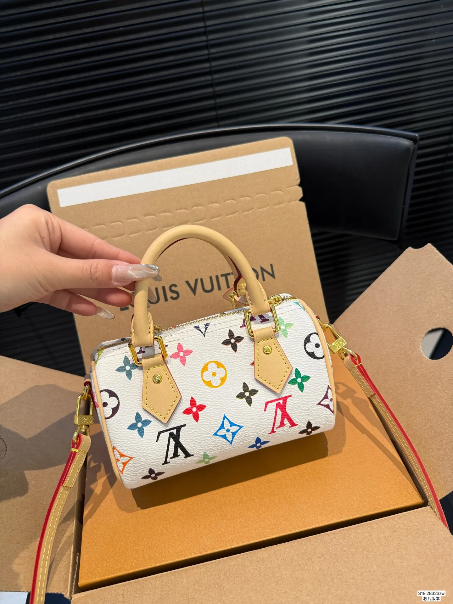 P140 配飞机盒折叠盒 芯片版本 Lv新款枕头包 出货啦 手提单肩斜挎款式 宝宝们抓紧来订哈 版型经典不过时 一直深受洋气美妞们喜欢！尺寸：16 10 货号28323