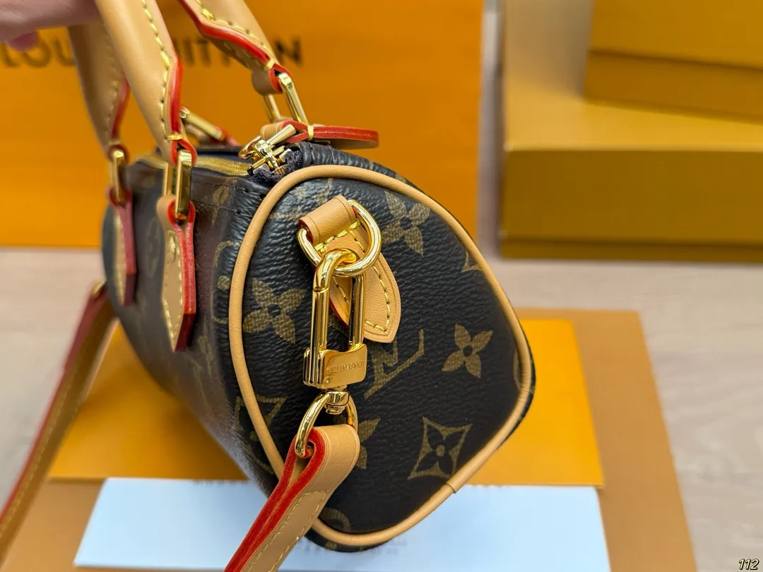 原版复刻¥160飞机盒 重金钢五金 专柜同步163变码芯片 新版可拆卸肩带 LV nano Speedy枕头包 经典系列 时尚百搭 独特的艺术气息 颜值高 日常出街首选 尺寸16×10×7.5