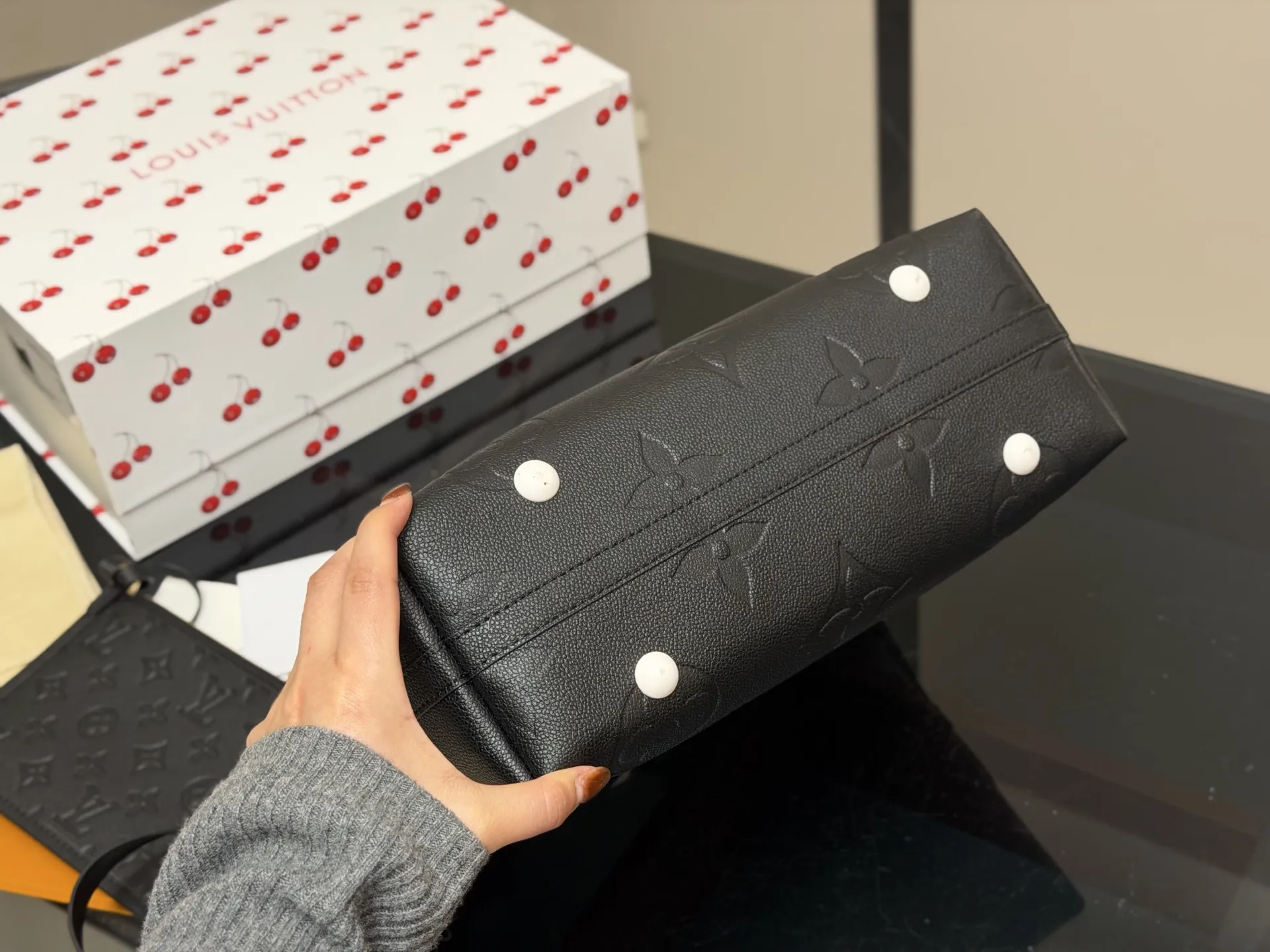 ¥190 size:26.32cm Lv CarryAll 年度包王 带有蝴蝶结的腋下包喜欢吗, 内附一只收纳零钱包, 性价比颜值超在线了…! 单肩斜挎完全没问题 怎么背都很好看! 搜索🔍Lv 网红腋下包 配折叠盒