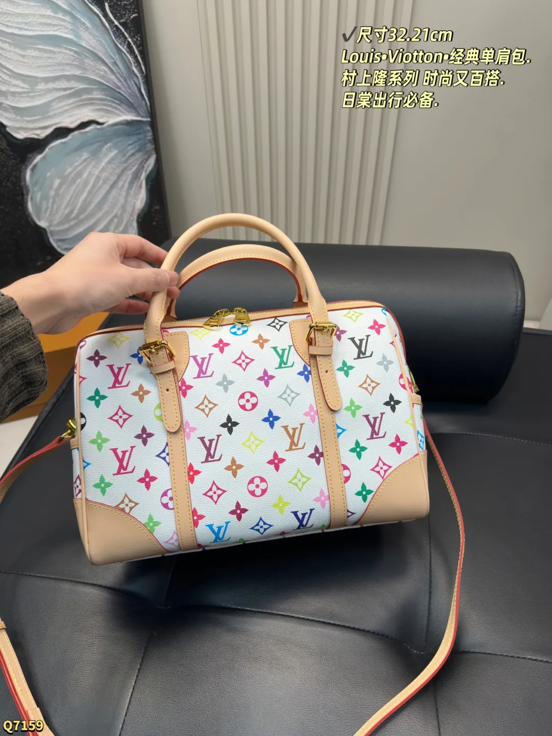 💰205配折叠盒 尺寸32.21cm Louis&bull;Viotton&bull;村上隆系列单肩包. 时尚又百搭.日棠出行必备. 最热门旅行袋！每个明星网红人手一个的节奏！特点是容量巨大！材质也是今年大热的流行元素 简洁的设计可以搭配任何颜色的服装造型！关键实用性极好！无敌性价比超高！