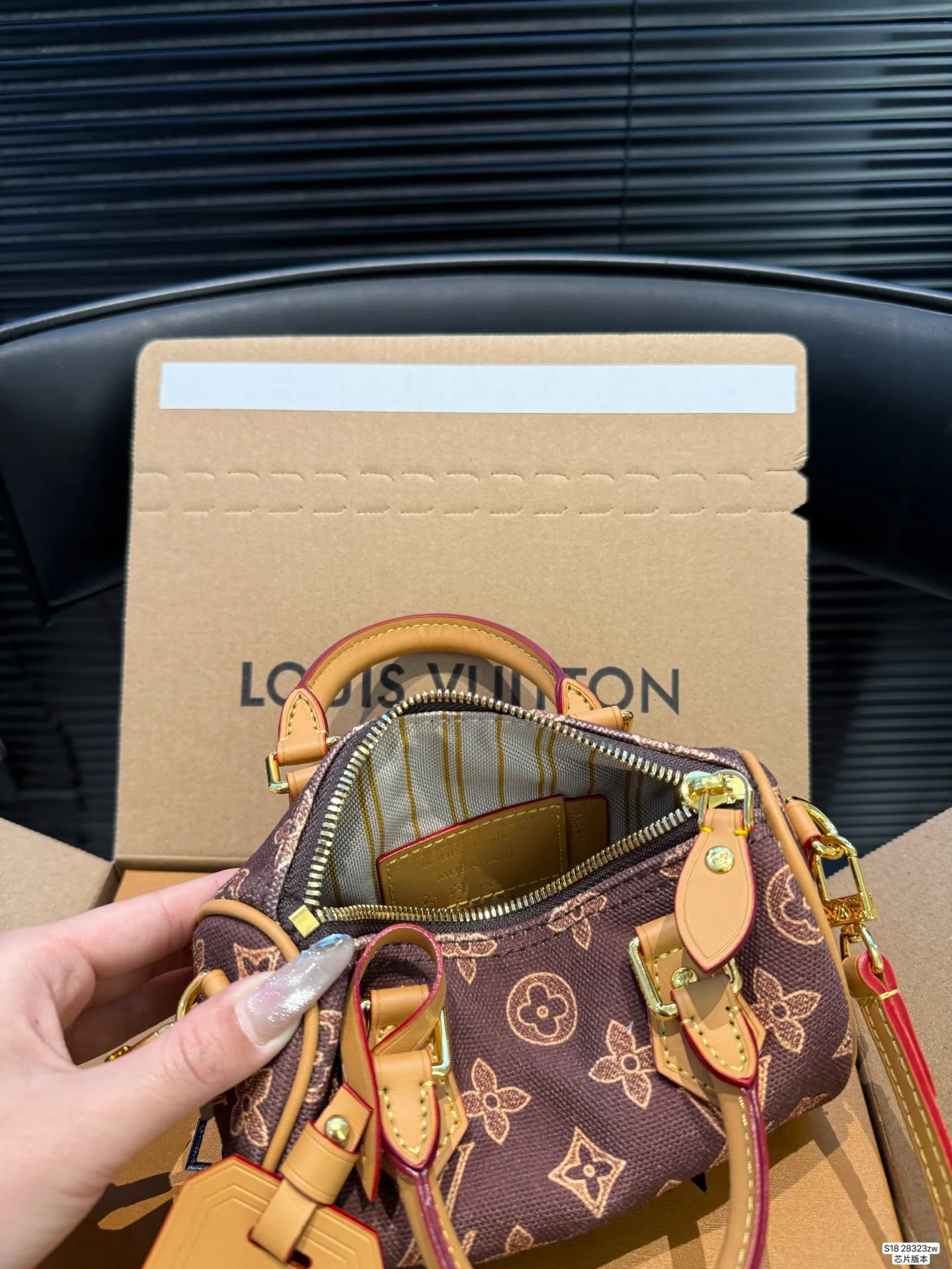 P140 配飞机盒折叠盒芯片版本 ✨LV 枕头130周年特别款 | 春日氛围感🍃 LV 130周年特别款真的让我狠狠心动! 这抹浅绿色太绝了,温柔又高级,背上瞬间显白三度✨ 低饱和的色调完全不挑衣服,随便穿都能很出片。 尺寸16 10 货号28323