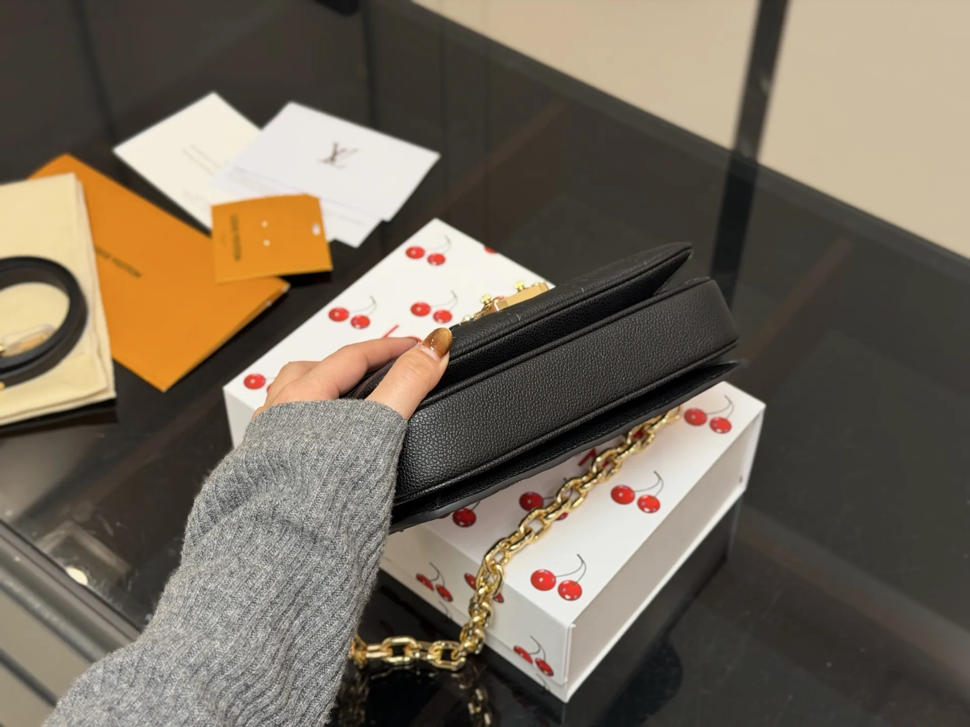 &yen;200 配折叠盒 最新尺寸 :21&times;6&times;13cm Lv高品质 ‼️性价比超高 ‼️ 一定要好好看细节看五金看材质 新款邮差小号 East west 〰️ 配置链条和皮肩带⚠️