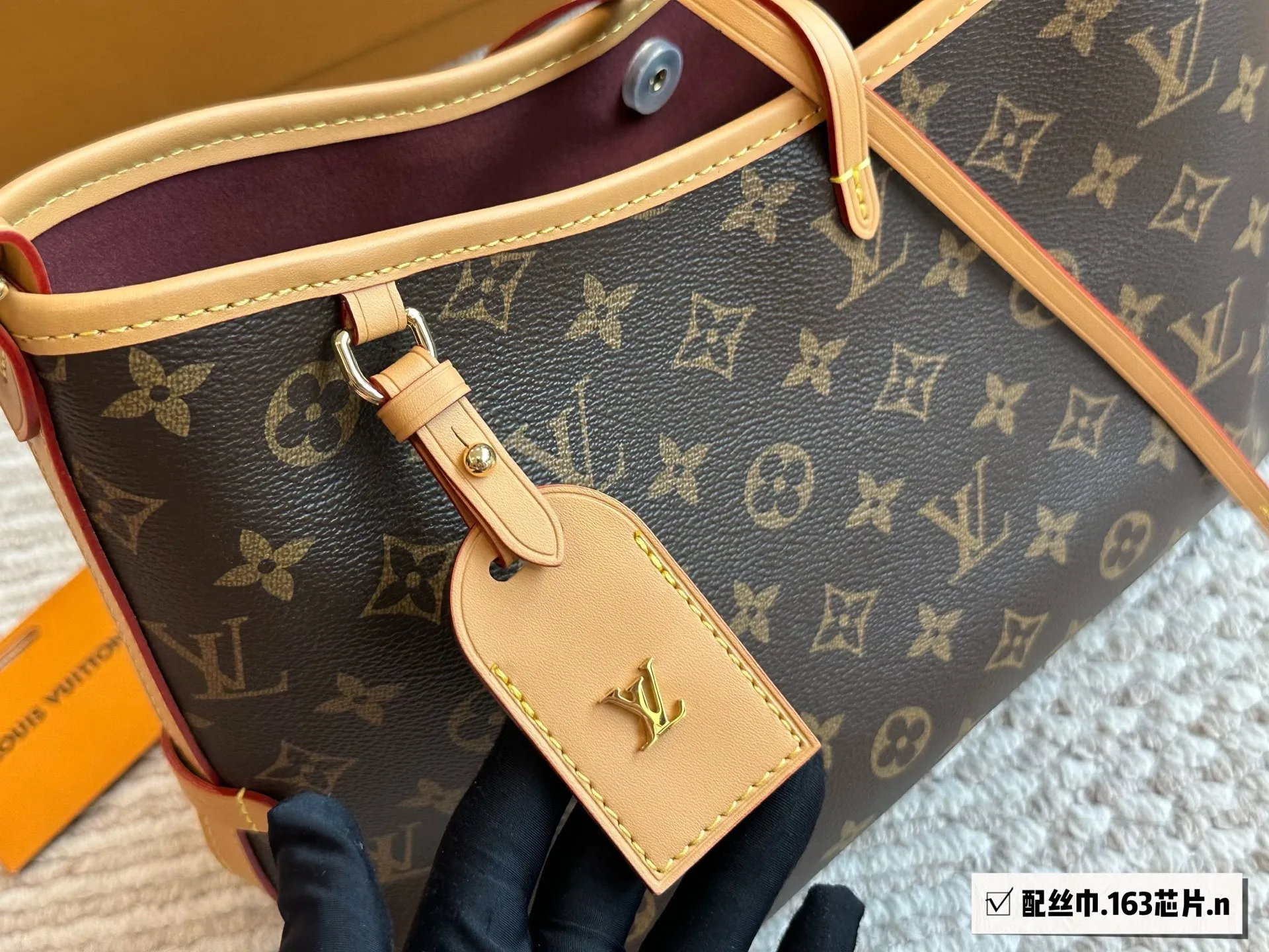 芯片版¥220 路易威登Lv Carryall新款通勤包颜值实用 #路易威登Lv #路易威登#Iv #路易威登louisvuitton#路易威登carryall #Carryall |v7月新款,可斜挎、单肩。容量保证,敞口磁铁吸内扣取放平板小电脑非常方便,设计比neverfull小巧、肩带够宽不那么勒;比graceful俏皮,上身完全;是驴家通勤包款颜值担当@30cm