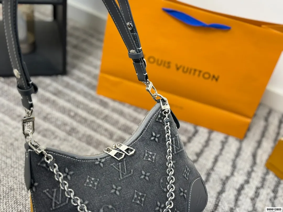 p205配礼盒🎁 Lv 牛角包 单肩斜挎中古 vintage包包v老花村上隆限定薇薇安女包LV老花限定 ！超美！好多网红潮人都在背 单肩斜挎背这款包看着简单，搭配起来特别有范！被外观真的迷倒 尺寸：27*9*15cm