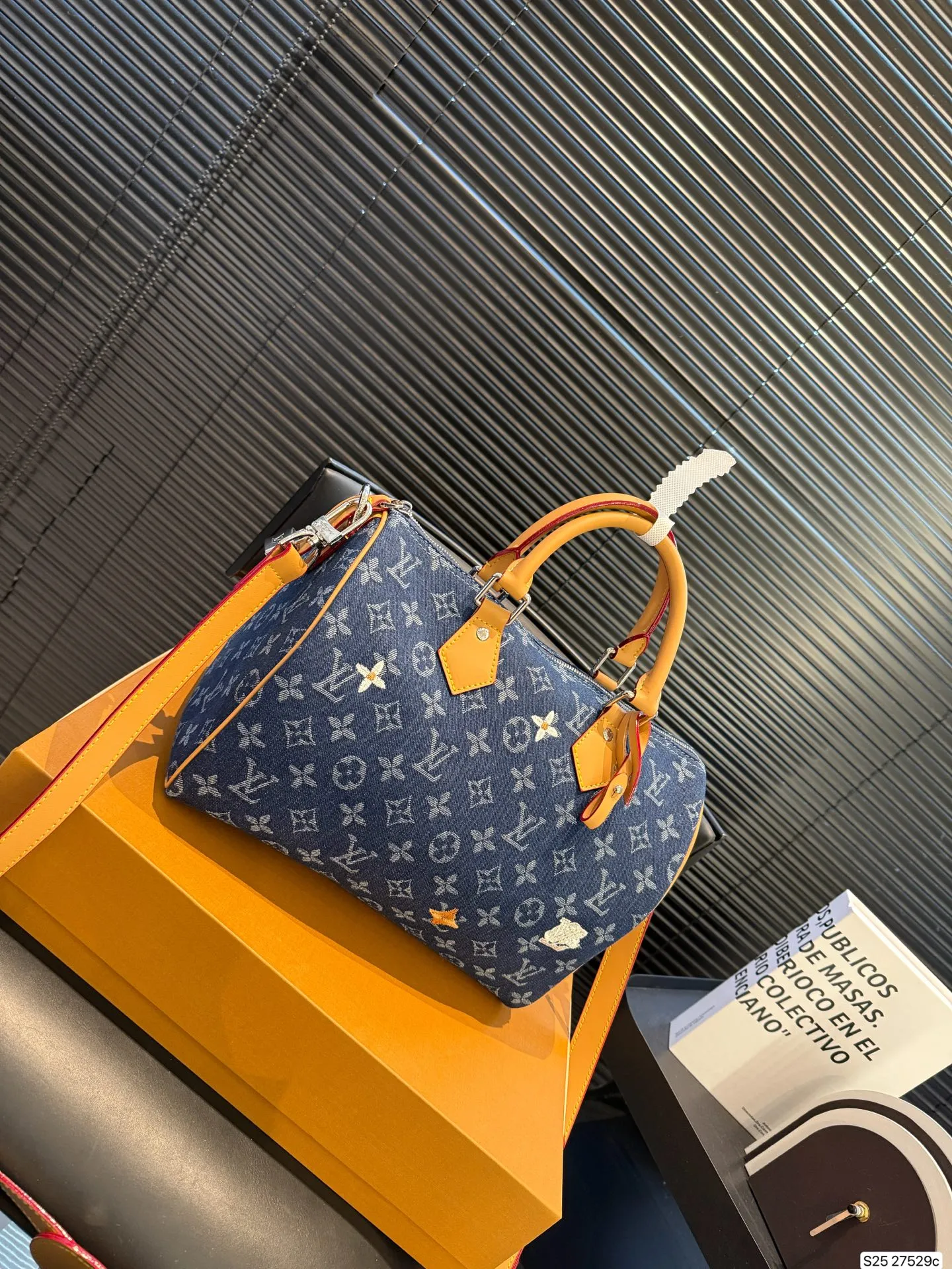 P175 Lv枕头包 大容量 手提斜挎皆可 通勤必备 一定要入！ 尺寸29 21 货号27529