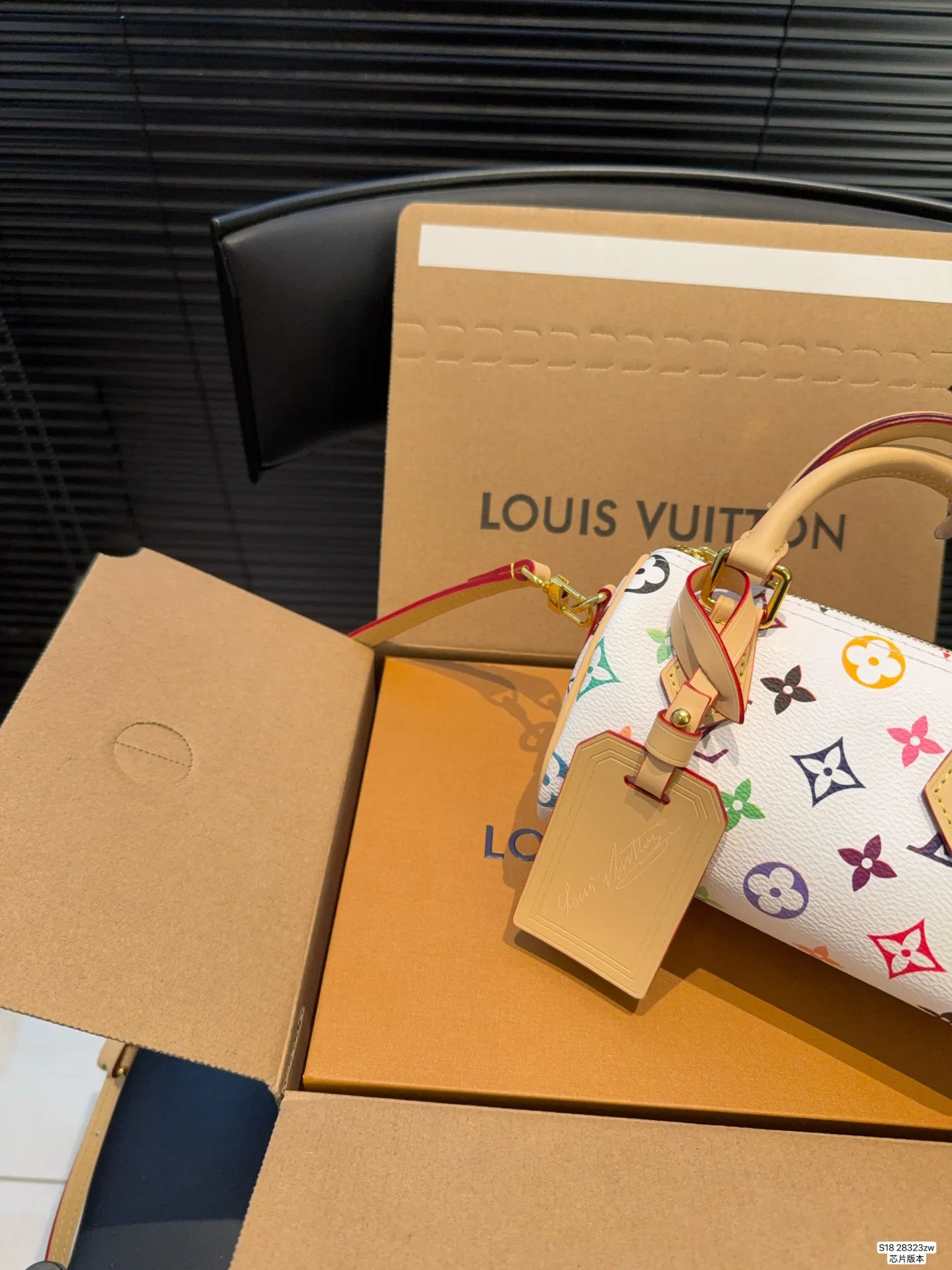 P140 配飞机盒折叠盒 芯片版本 Lv新款枕头包 出货啦 手提单肩斜挎款式 宝宝们抓紧来订哈 版型经典不过时 一直深受洋气美妞们喜欢！尺寸：16 10 货号28323