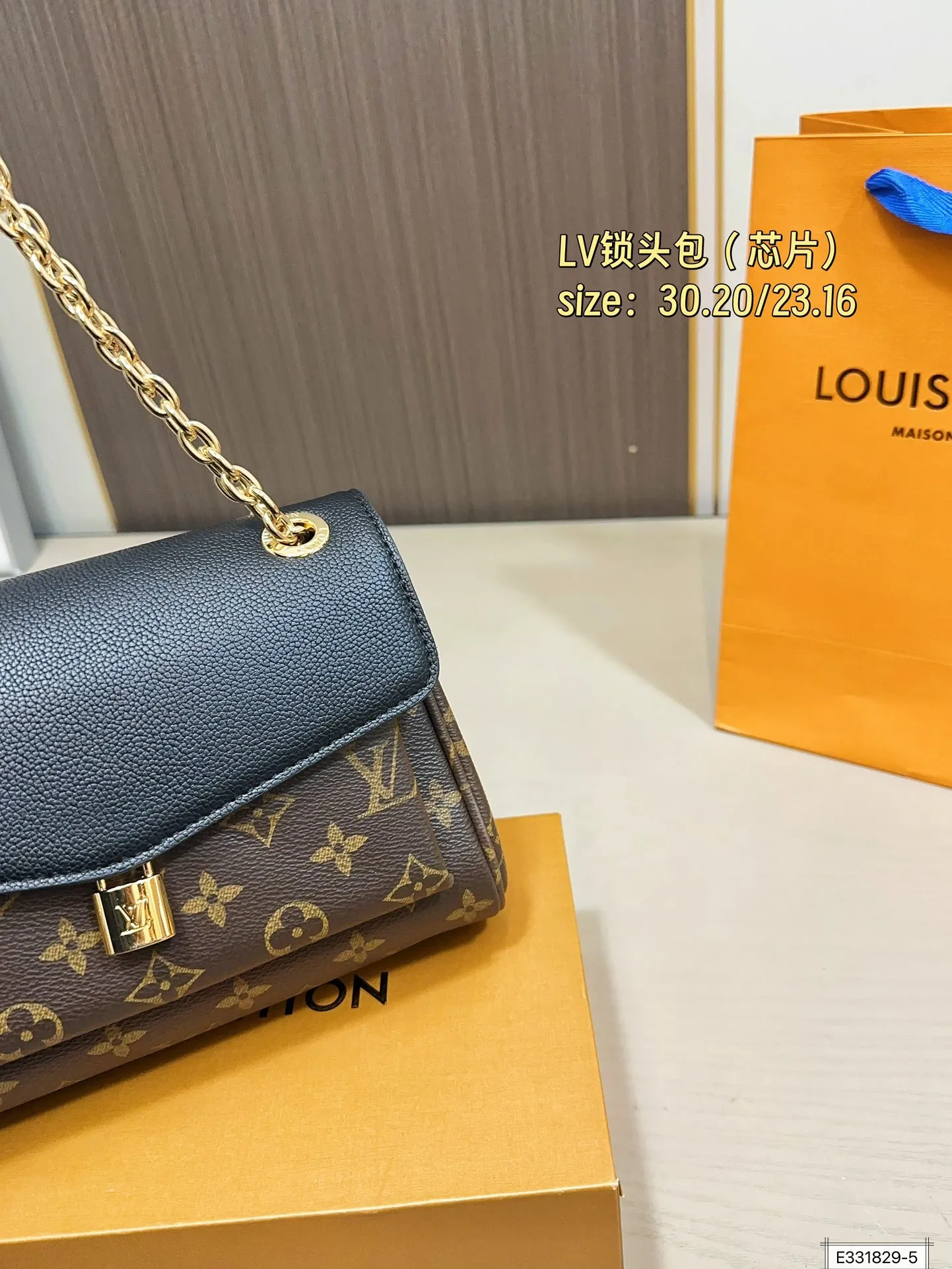 大号💰145 小号💰140 无盒 芯片 尺寸30.20/23.16 Lv Padlock on strap拼色锁头包 LV新款Padlock on strap拼色老花锁头包 小身材大容量 可以当腋下包可以斜挎 上身超好看⚠️大号黑色，焦糖色，小号黑色，酒红色⚠️