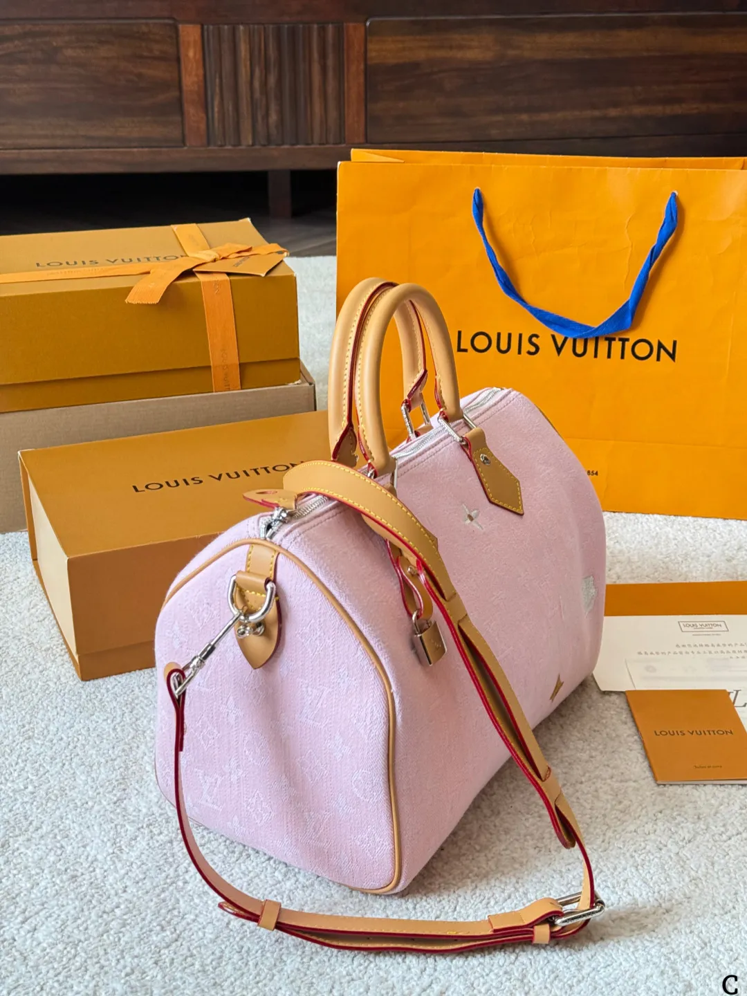 p180 LV 路易威登 Nano Speedy 30枕头包 LV 新款系列 枕头包 手袋,全网首发 LV Speedy nano 枕头包这款Retiro 手袋以标志性 经典永恒。优雅低调的外形设计和宽敞的包身更加入了实用性 尺寸30cm