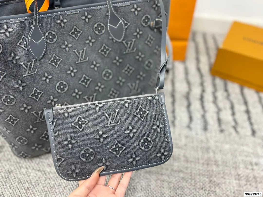 p195 配礼盒 Lv Loop 购物袋.（帆布牛仔） 很有质感 可盐可甜 上身绝美 无可比拟 是每个追求漂亮的女孩必入单品 尺寸：30.33