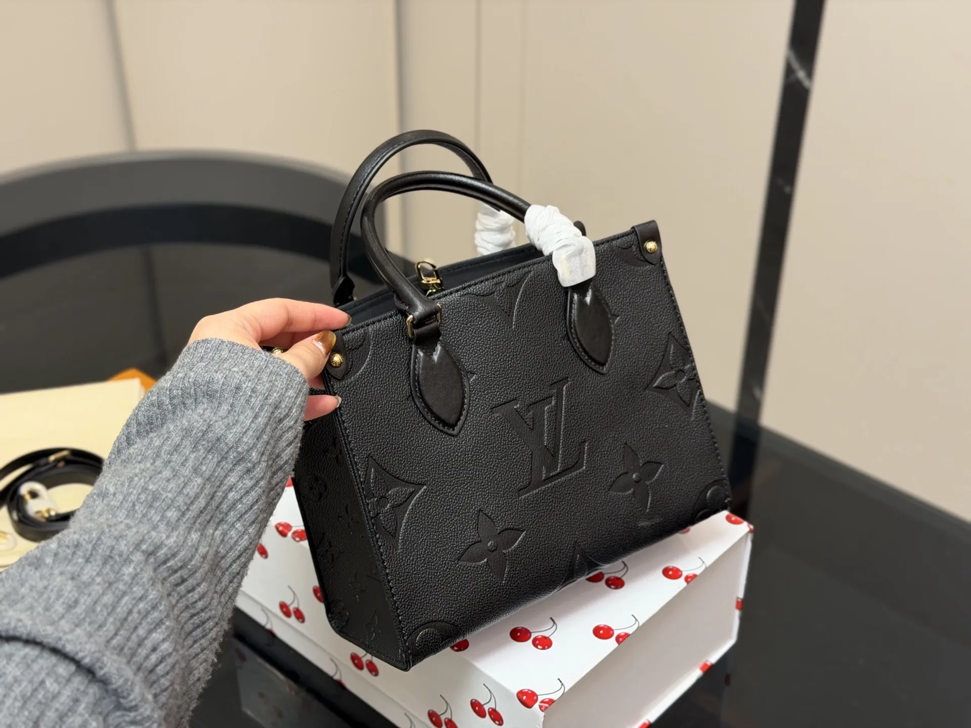 ¥190 折叠盒 size:25.20cm LV onthego牛皮购物袋✔️ 有隐藏的背带设计, 可单肩~可手提 搜索🔍 LV onthego丛林购物袋