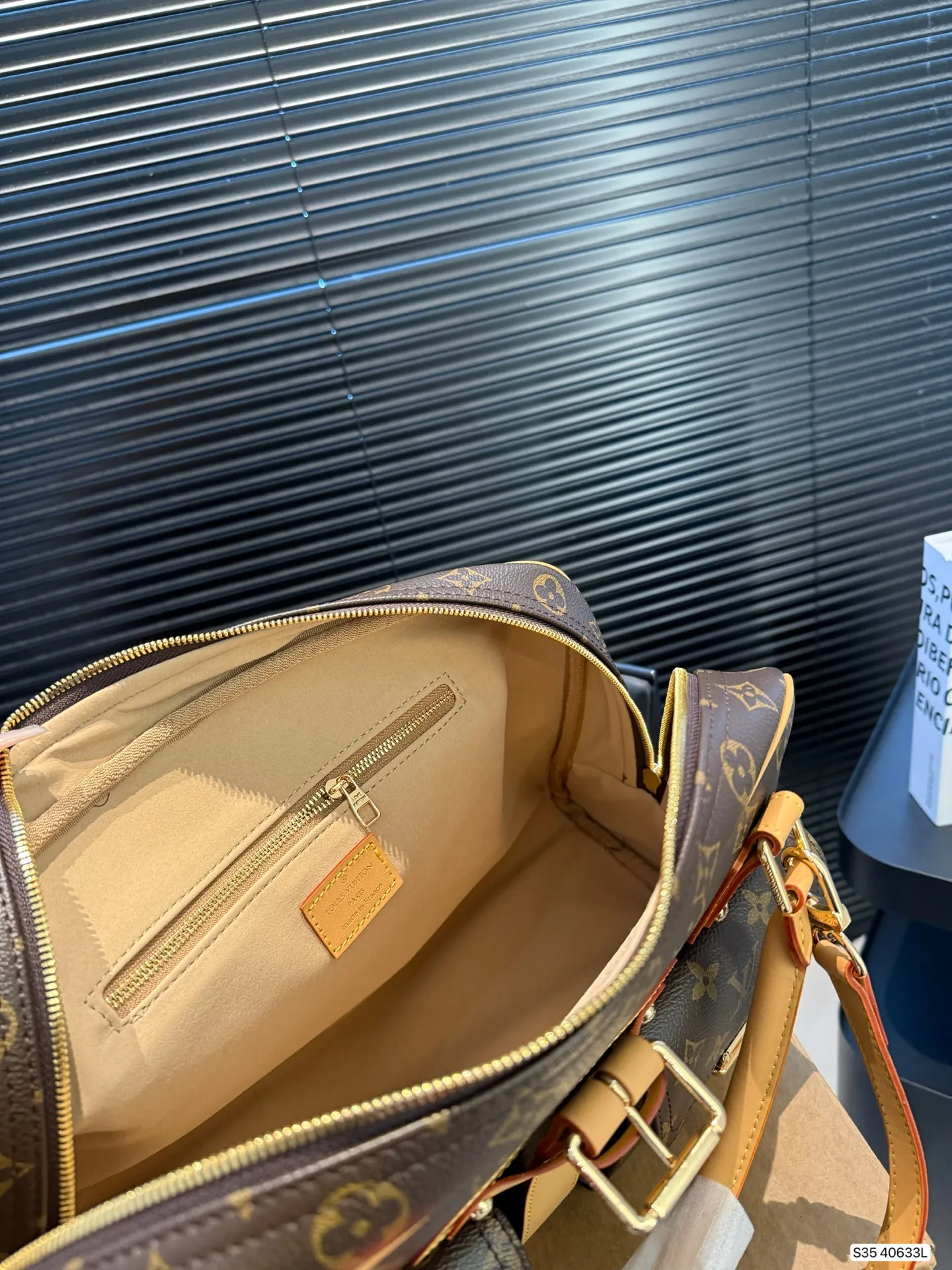 P225 配盒子 LV曼哈顿手提包:藏着时光质感的炸街伙伴 LV曼哈顿手提包,是经典与实用的完美共生。 利落的矩形轮廓勾勒出高级感,标志性Monogram涂层帆布耐造耐看,中古款更沉淀出独特包浆光泽。 尺寸38 35 货号40633