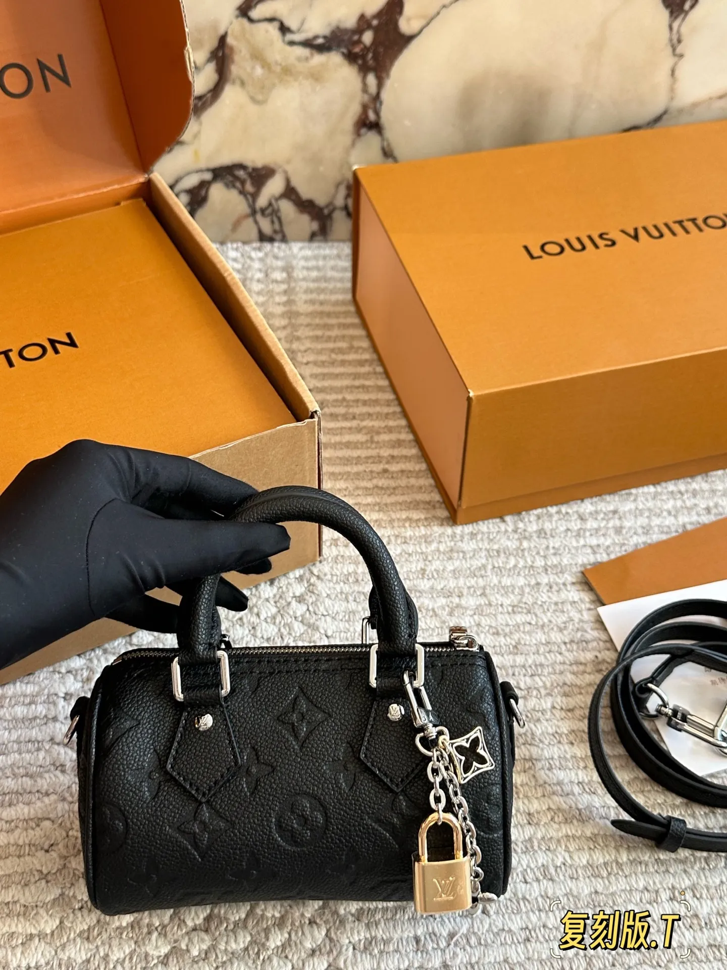 💰170 配盒 size:16*10cm(迷你) L家 Speedy Nano 一起感受nano的快乐~ 拎一个小包包真的爱了爱了~ 搜索🔍:Lv nano