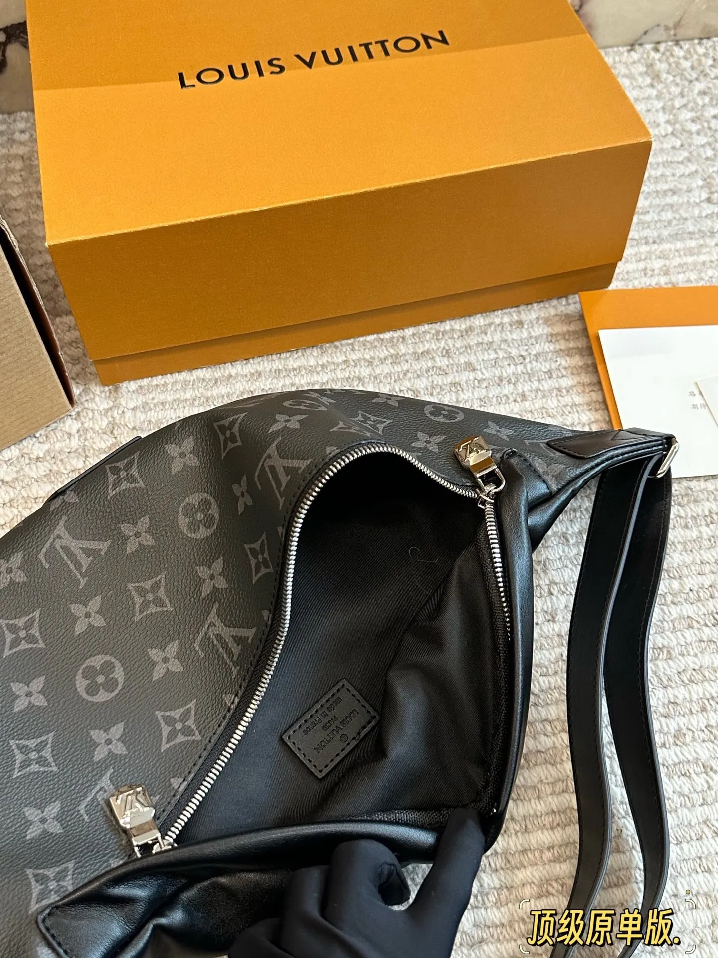 p175 原版牛皮 Lv胸包送男朋友专属酷酷酷! 此款Discovery腰包由Monogram Eclipse帆布制成,兼具休闲时尚气质与现代功能性。造型符合人体工学原理，并配有可调节的包带，既可环于腰间，也可肩背或随性地挂在胸前。正面和背面配有拉链口袋，方便存取 手机、卡片和钥匙。47.0 x 20.0 x 9.0 cm