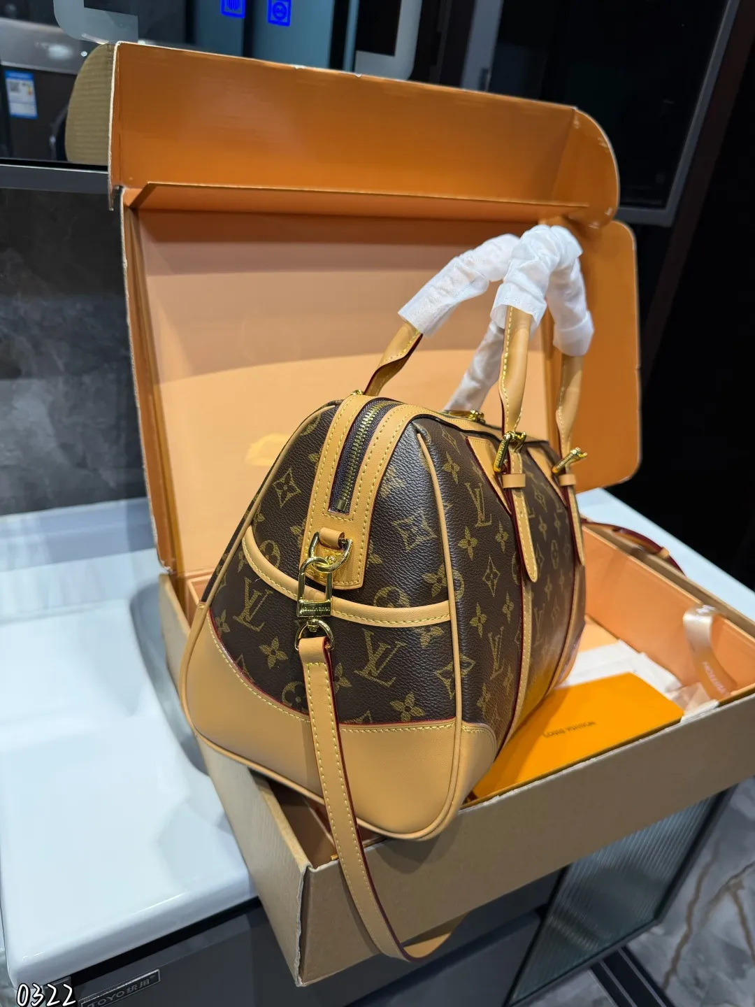 ❤️P200（礼盒包装）❤️ LV枕头包 日常最推荐 手提/斜挎/单肩更舒服 尺寸32 21cm