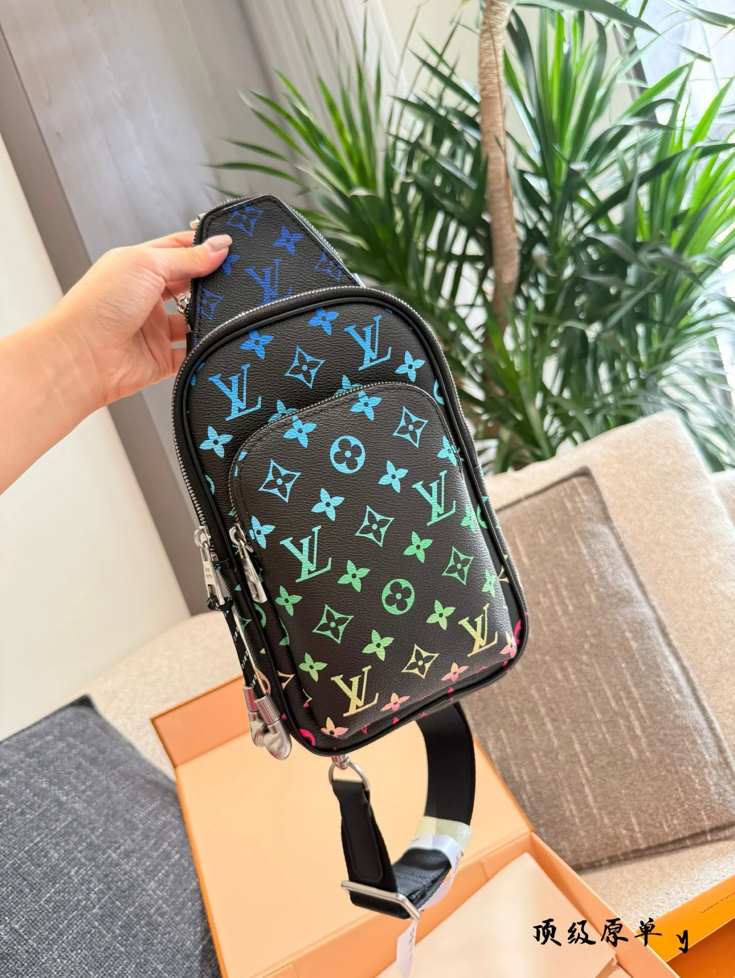 p200 LV SS25新款男包系列👜💥 LV SS25新款男包系列👜💥 LV 热门斜挎包,时尚圈的宠儿!独特设计,融合经典与潮流元素,彰显非凡魅力。优质皮革,细腻纹理,精湛工艺,凸显品质。小巧轻便却容量可观,出行必备。背上它,成为街头亮点,引领时尚新风潮。