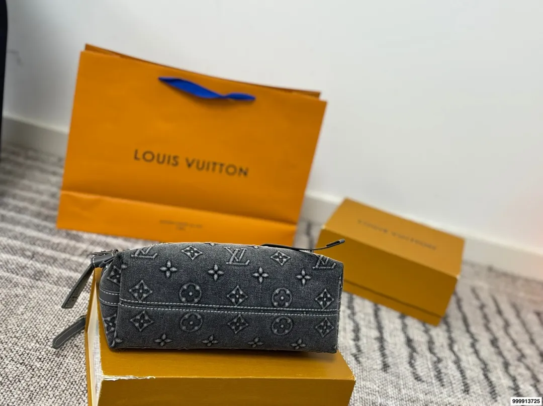 p195配礼盒🎁. Lv Carryall 新款通勤包颜值实用 #路易威登Lv #路易威登#Iv #路易威登louisvuitton#路易威登carryall #Carryall |v7月新款,可斜挎、单肩。容量保证,敞口磁铁吸内扣取放平板小电脑非常方便,设计比neverfull小巧、肩带够宽不那么勒;比graceful俏皮,上身完全;是驴家通勤包款颜值担当@ 尺寸:27*10*17cm