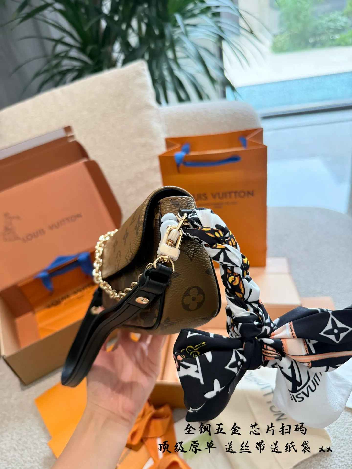 p245 升级版 全钢五金 WALLET ON CHAIN IVY手袋 专柜¥104,200 Lv新款ivy 5月8号.上市啦 全新配色腋下包ivy重出江湖 采用反转色的包盖设计搭配黑色的肩带 升级后的ivy没有了vivien 黄色牛皮 对比老花植糅革配色,更加的耐造和使用哦~❷