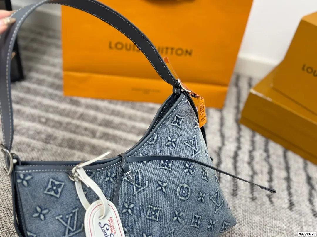 p195 配礼盒 牛仔Carryall Lv新款,可斜挎、单肩。容量保证,敞口磁铁吸内扣取放平板小电脑非常方便,设计比neverfull小巧、肩带够宽不那么勒;比graceful俏皮,上身完全;是驴家通勤包款颜值担当@ 尺寸30 25