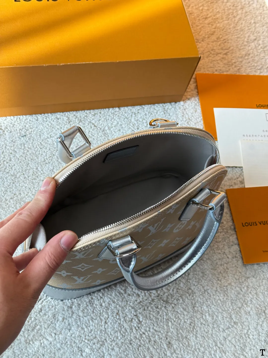 牛皮版本 p150/125 Lv 路易威登 |alma bb印花牛皮贝壳包 原版高品质 包包这款Retiro 手袋以标志性的老花面料制成 经典永恒。优雅低调的外形设计和宽敞的包身更加入了实用性。使用说明:-变色牛皮饰边,闪亮的纯钢金色五金配件- 可调节肩带,配有树糕皮的肩垫,拉链闭合。- 超细纤维内衬 尺寸 24 18cm 16 12cm