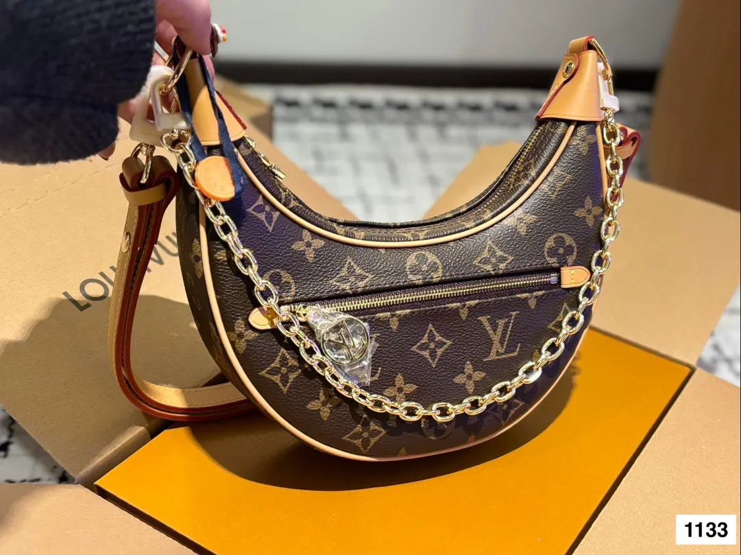 高品质&yen;165 可盐可甜的天花板一_LV 豌豆包 LV豌豆包的名字叫Loop，意思是&ldquo;环形&rdquo;，但因为长得实在太像豌豆了，所以大家便不约而同把它称为&ldquo;豌豆 它的长度是最黄金的23厘米，市面上腋下包的尺寸大多是大于25cm或者小于20cm的尺寸，别看差距不大，但既要符合不同身高女生的需求又要考虑到实用度，这点上显然做得更加贴心。也正是因为尺寸合理,所以各种背法.上身都非常时髦。 一根金属链条还有一根可调节肩带，包形和手感都很 好，凹造型绝美，随意搭配都会很出彩。#|v #Iv 豌豆包