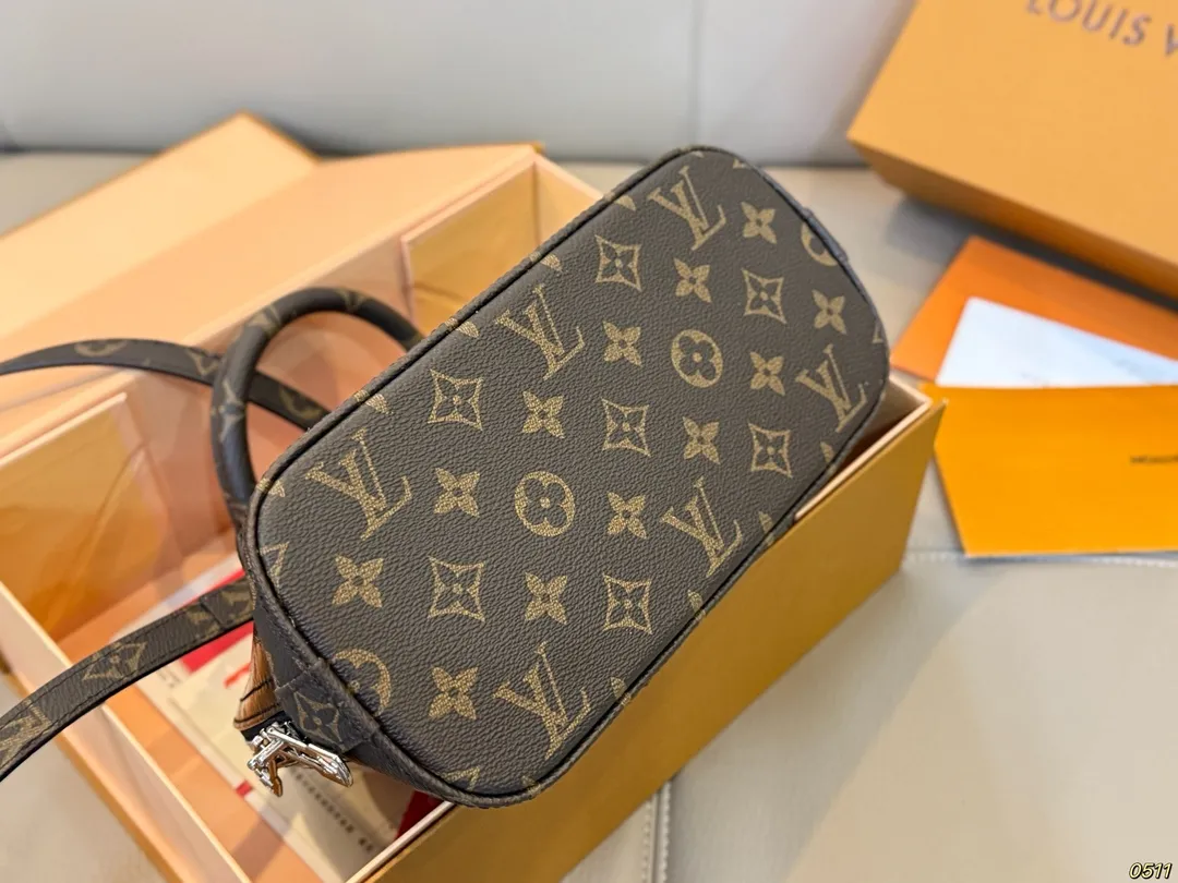 &yen;145折叠盒 LV新款贝壳包 很高级可盐可甜 极致美感 绝美女孩就是你 尺寸24 17