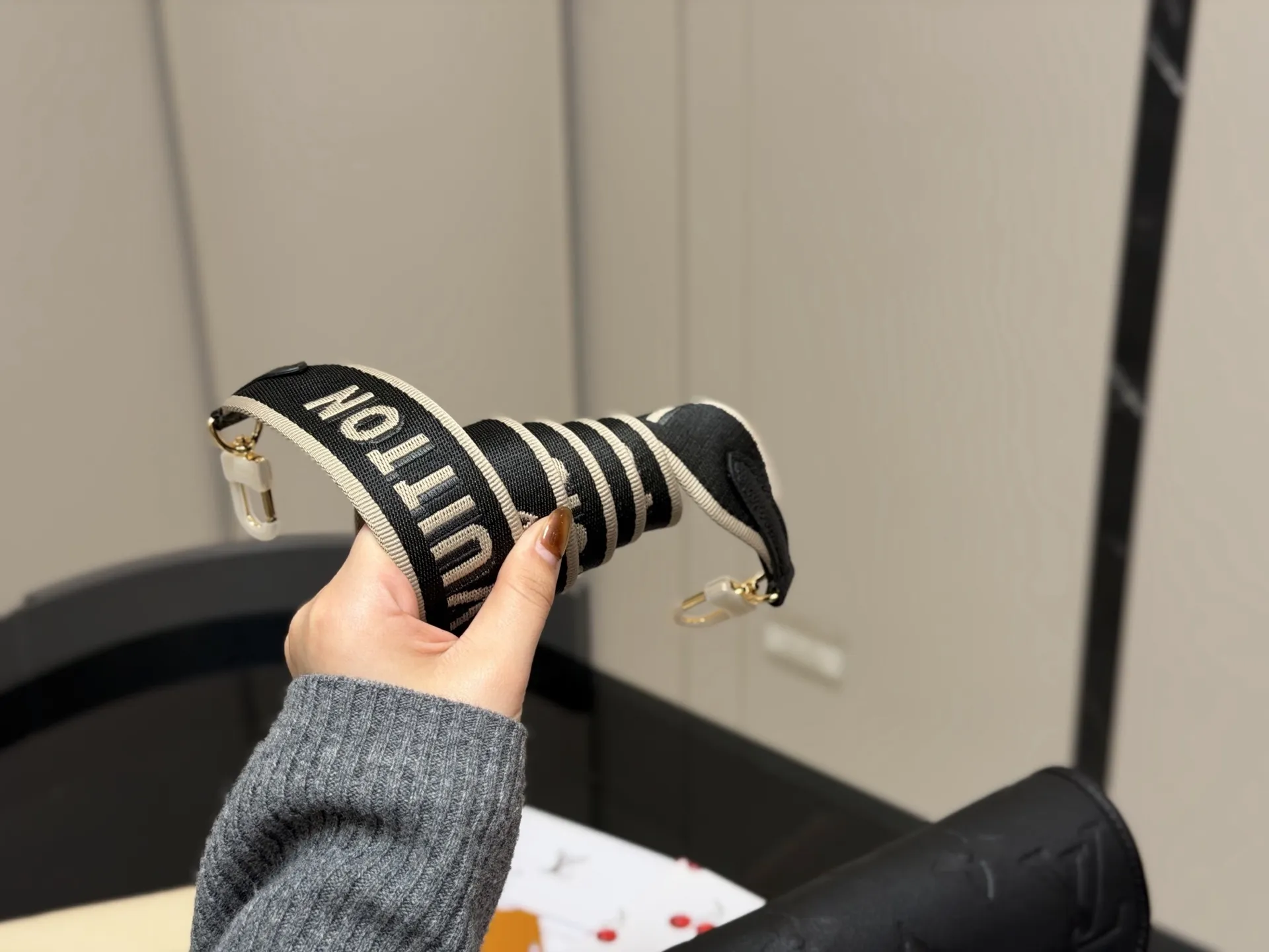 ¥190 配折叠盒 !Lv法棍包穿搭也太好看了吧 双肩带的配置复古的气质 带着时尚感搭配起来 毫不违和并且肩带可以分开使用四舍五入等于两个包包hhh并且这款融合了| 尺寸:25.16cm