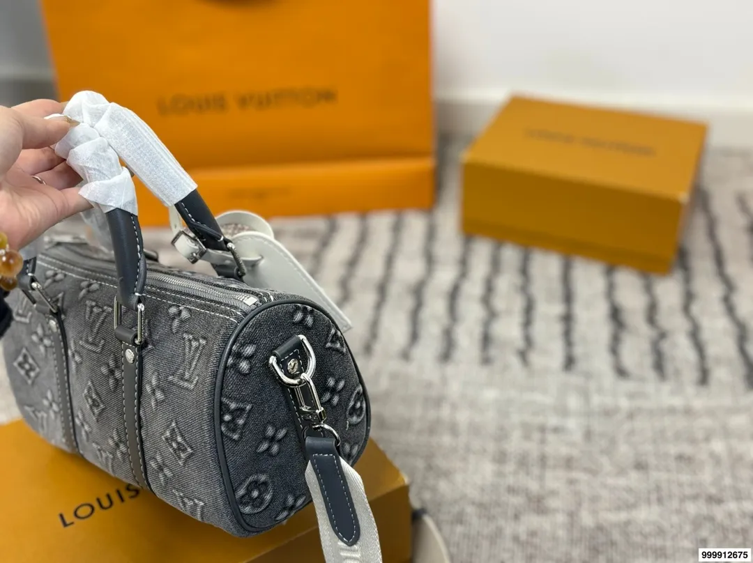 p185 配礼盒 LV Speedy 丹宁枕头包 这款Retiro手袋以标志性的LV老花面料制成,搭配奢华的变色牛皮饰边,经典永恒。优雅低调的外形设计和宽敞的包.尺寸:25*11*14cm