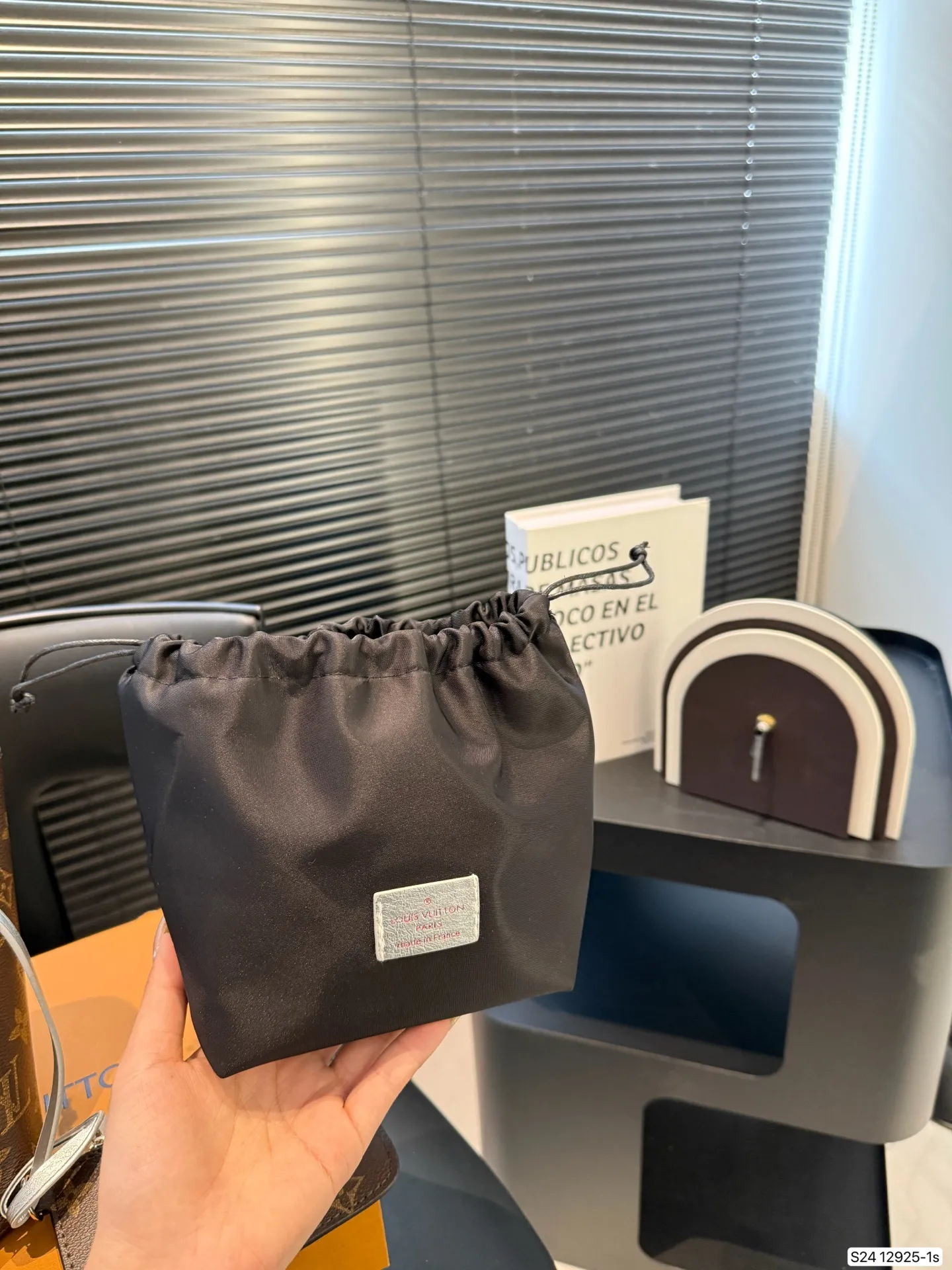 P170 配折叠盒飞机盒 盲猜这次LV上新黑马是ALL IN BB Lv水桶 LV尤物! 尺寸：16 18 货号12925-1