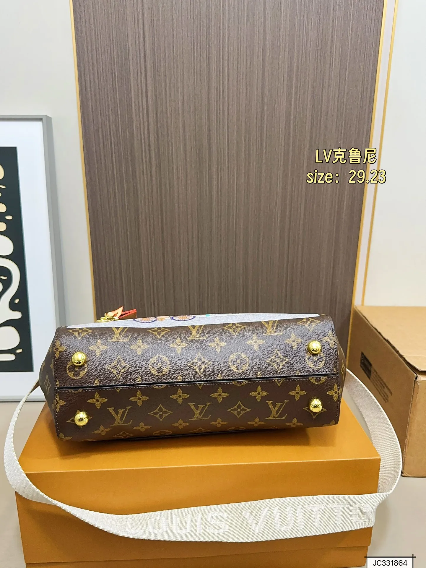 💰180 配飞机盒折叠盒Lv CLUNY 很经典耐看。其中就有它—-CLUNY。如果你想入手一款商务,正式的包包,那么克鲁尼就可以入手啦~从实用感上来说 cluny bb会使用频率高一些。尺寸:29 23