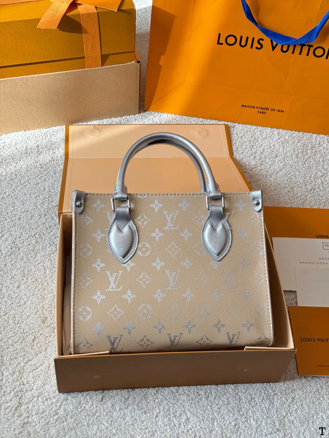 牛皮版本 p150 LV Onthego 丛林包 折叠礼盒 原单品质 Lv A/B面喷绘 onthego妈咪袋 性价比之王这是一款超赞的包型,灵感来自于恶搞Lv的街头品牌,曾经的曾经,Louis Vll litton永远不会走下神坛,1:1品质 非常值得入的一季,超大购物袋,不容易变形 而且大Logo的设计超级好看。除了手拎以外,还非常贴心的加了中长的肩挎的肩带,可以说是非常赞了,对花品质 秒杀市场一切低端货 上身真的很有气质!尺寸25cm