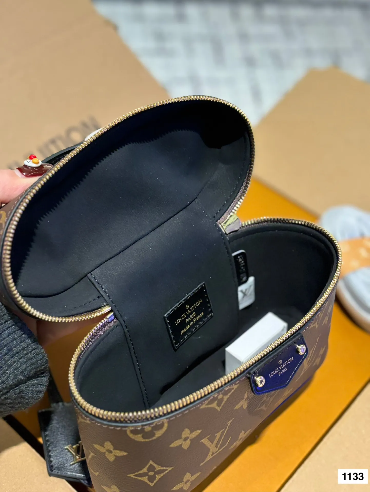 P175 配礼盒🎁复刻版 L家 新品化妆包 真的是太好看了!很小巧精致,放遥遥领先宽度刚刚好,再大一点的手机应该也可以,太适合春夏了!老花搭什么衣服都好看!好看好看好看!喜欢的姐妹真的不用迟疑 尺寸19*12c