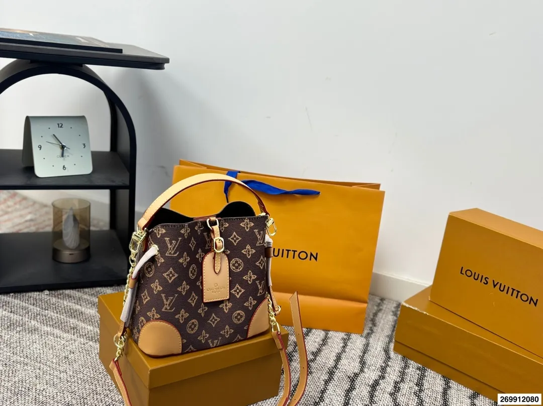 p120 礼盒包装🎁 LV/路易威登 中古水桶包让包包变得焕然一新😍😍新品手包 颜色特别好看 原版五金logo +配可拆卸宽肩带 一包多用 超级实用 超级推荐 大容量 品质超赞 尺寸21.20