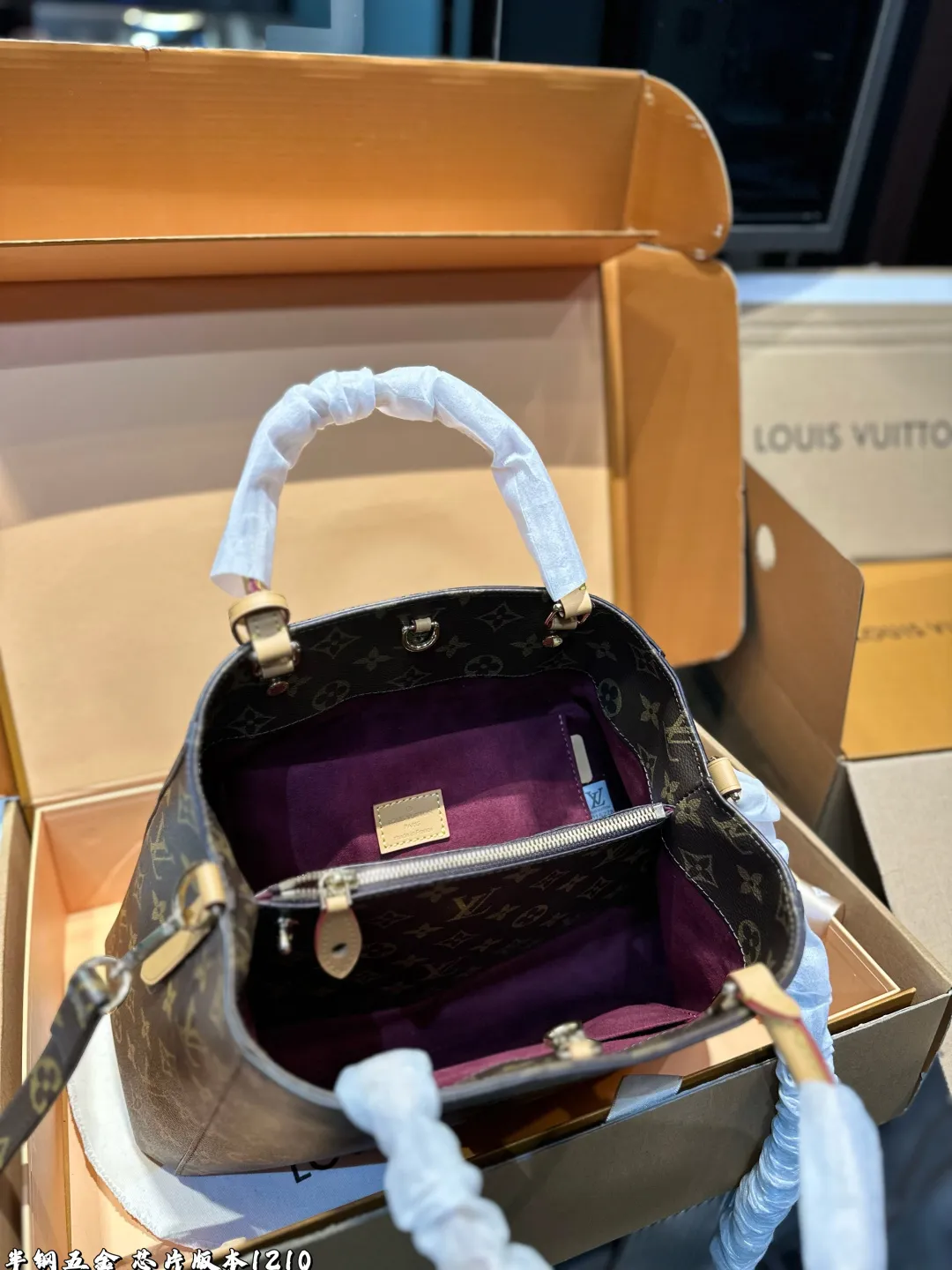 ❤️p185p180（礼盒包装）❤️ LV 蒙田包手袋将俏皮挺括的外部设计与整齐有序的包内空间结合在一起，是商务包款的理想之选。这款手袋配有一条超长的可拆卸背带，既可手提、臂挽，亦可斜背，打造时尚扮相。尺寸：大号32 23 小号29 20