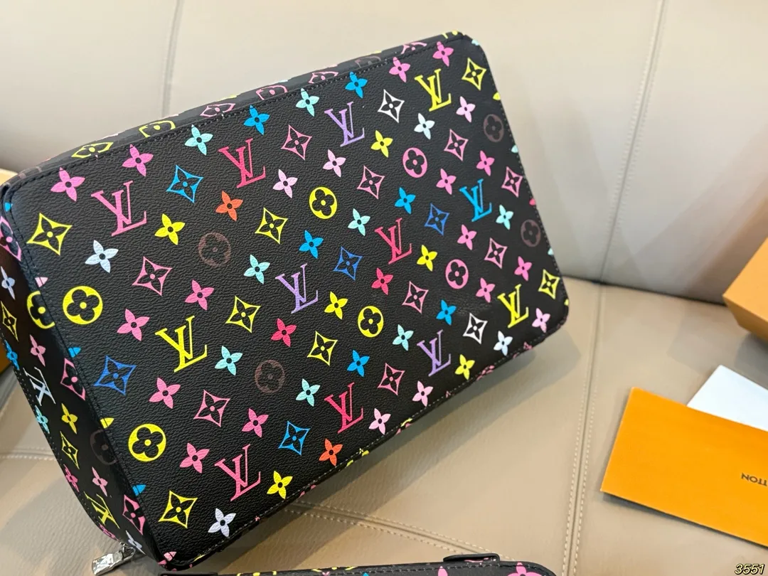 ¥130/¥120/¥110 LV 化妆包 LV旅行收纳系列 实用 真的很美很喜欢!实用、美观、耐造、出去旅游看了心情也会好好 尺寸:34 22 8/23 14 8/17 10 8