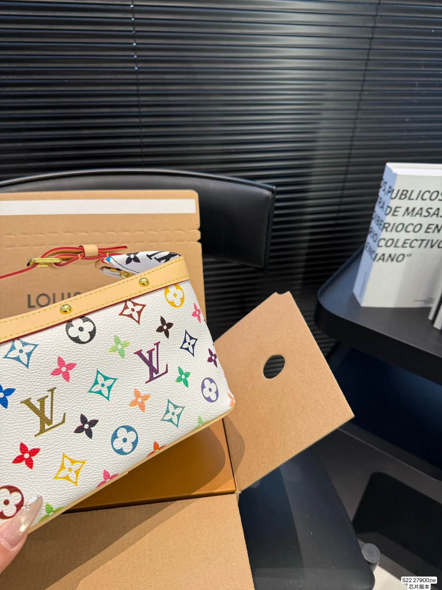 P160 Lv饭盒包 配折叠盒飞机盒 芯片版本 很有质感又很轻松的一个包型 貌美又实用 尺寸:21 18 货号27900