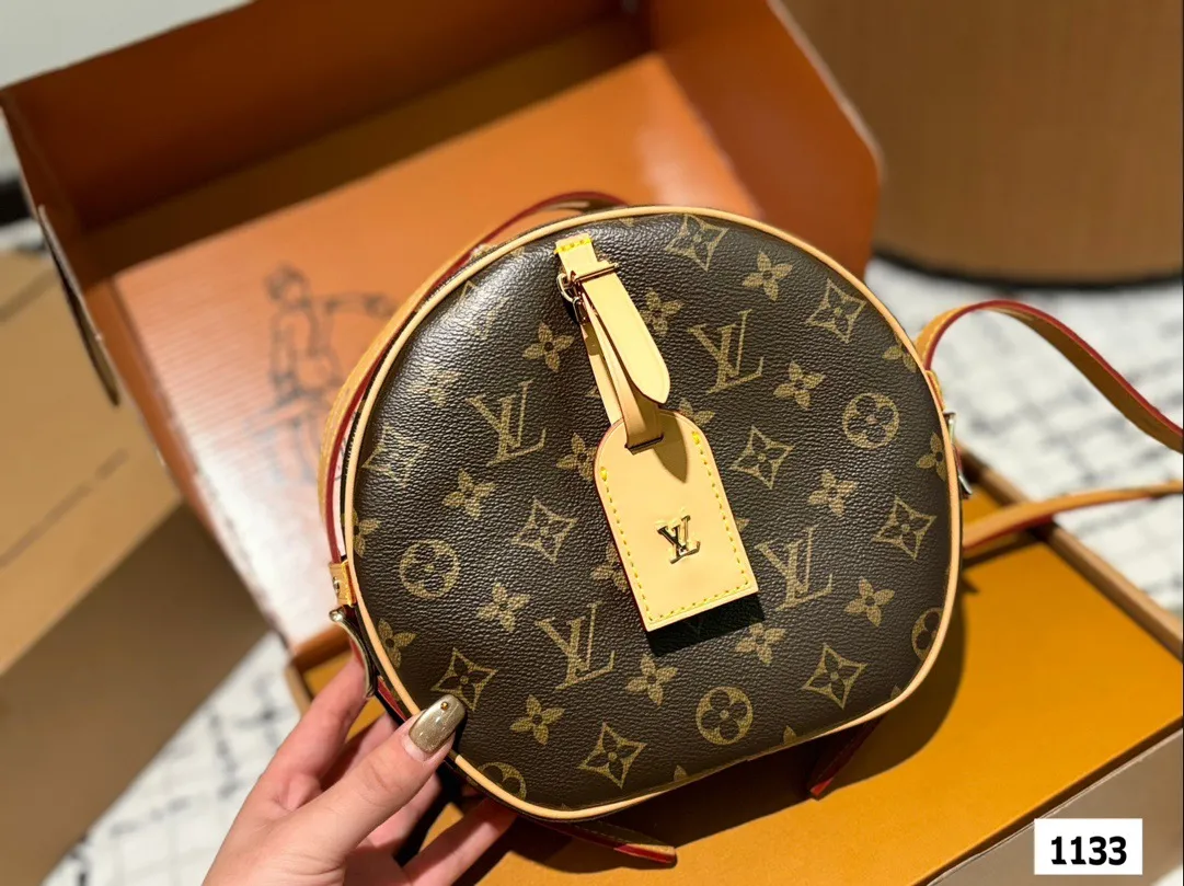 P185 配盒子 size：22*19cm L家 圆饼包真的是太香了 这款圆饼是柔软的 它的容量超级大 刘亦菲把我们的审美拉回来了啦！ 非市场通货欢迎对比 🔍 Lv 圆饼包