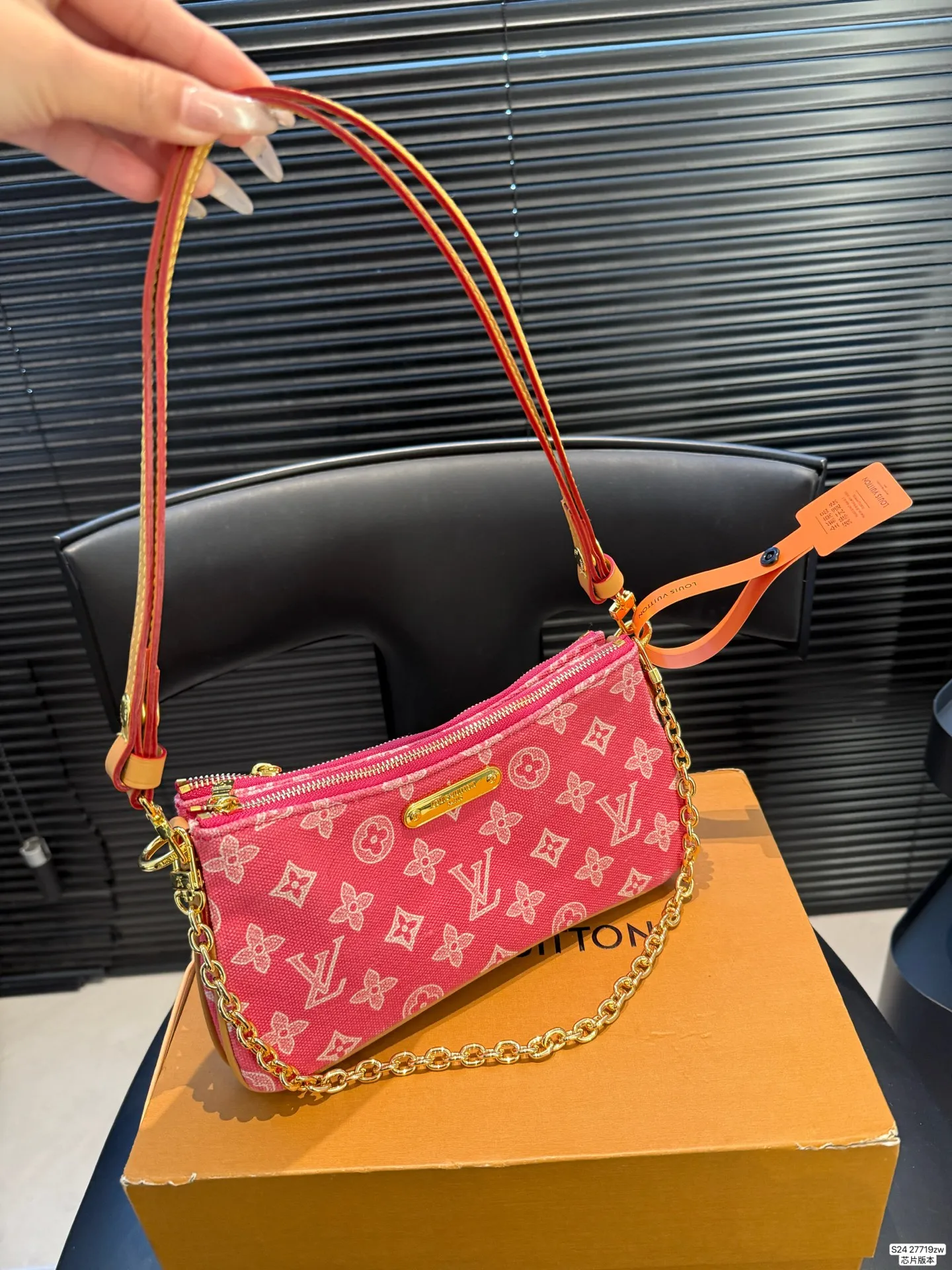 P170 配飞机盒折叠盒 芯片版本 新款的包包造型太可爱了双层设计 两个拉链可以打开放不同的物品 有链条有皮肩带能单肩当腋下包也能能斜挎 造型很别致有点可爱 尺寸24 10 货号27719