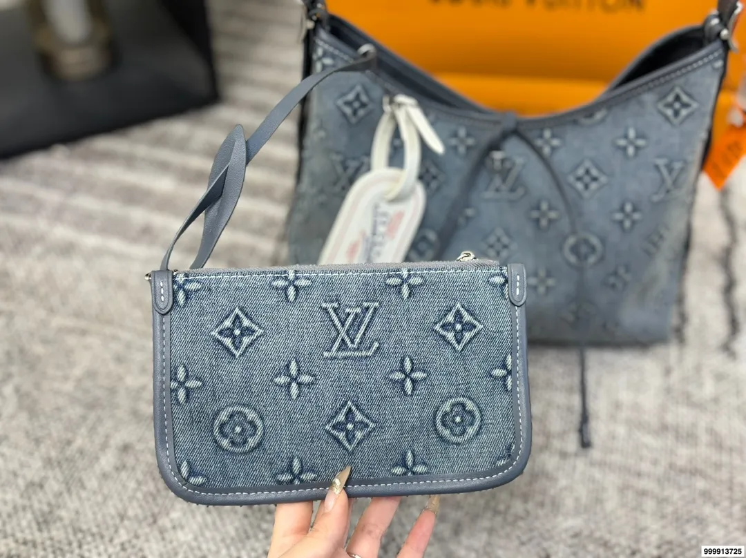 p195 配礼盒 牛仔Carryall Lv新款,可斜挎、单肩。容量保证,敞口磁铁吸内扣取放平板小电脑非常方便,设计比neverfull小巧、肩带够宽不那么勒;比graceful俏皮,上身完全;是驴家通勤包款颜值担当@ 尺寸30 25